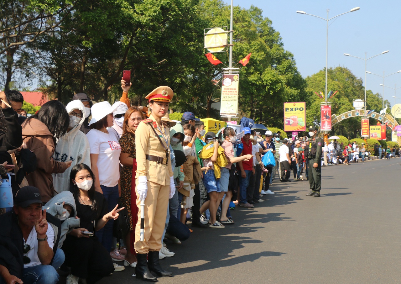 Theo C&ocirc;ng an TP Bu&ocirc;n Ma Thu&ocirc;̣t, 100% cán b&ocirc;̣ chi&ecirc;́n sĩ đã được huy đ&ocirc;̣ng, &ldquo;căng mình&rdquo; ph&acirc;n luồng, điều tiết giao th&ocirc;ng, đảm bảo tr&acirc;̣t tự ATGT. Ngoài nam CSGT, những "bóng h&ocirc;̀ng" cũng được huy đ&ocirc;̣ng xu&ocirc;́ng ph&ocirc;́. B&acirc;́t ch&acirc;́p thời ti&ecirc;́t nắng n&oacute;ng g&acirc;̀n 35 đ&ocirc;̣ C, các nữ CSGT "phơi mình", mi&ecirc;̣t mài l&agrave;m nhi&ecirc;̣m vụ đi&ecirc;̀u ti&ecirc;́t giao th&ocirc;ng.