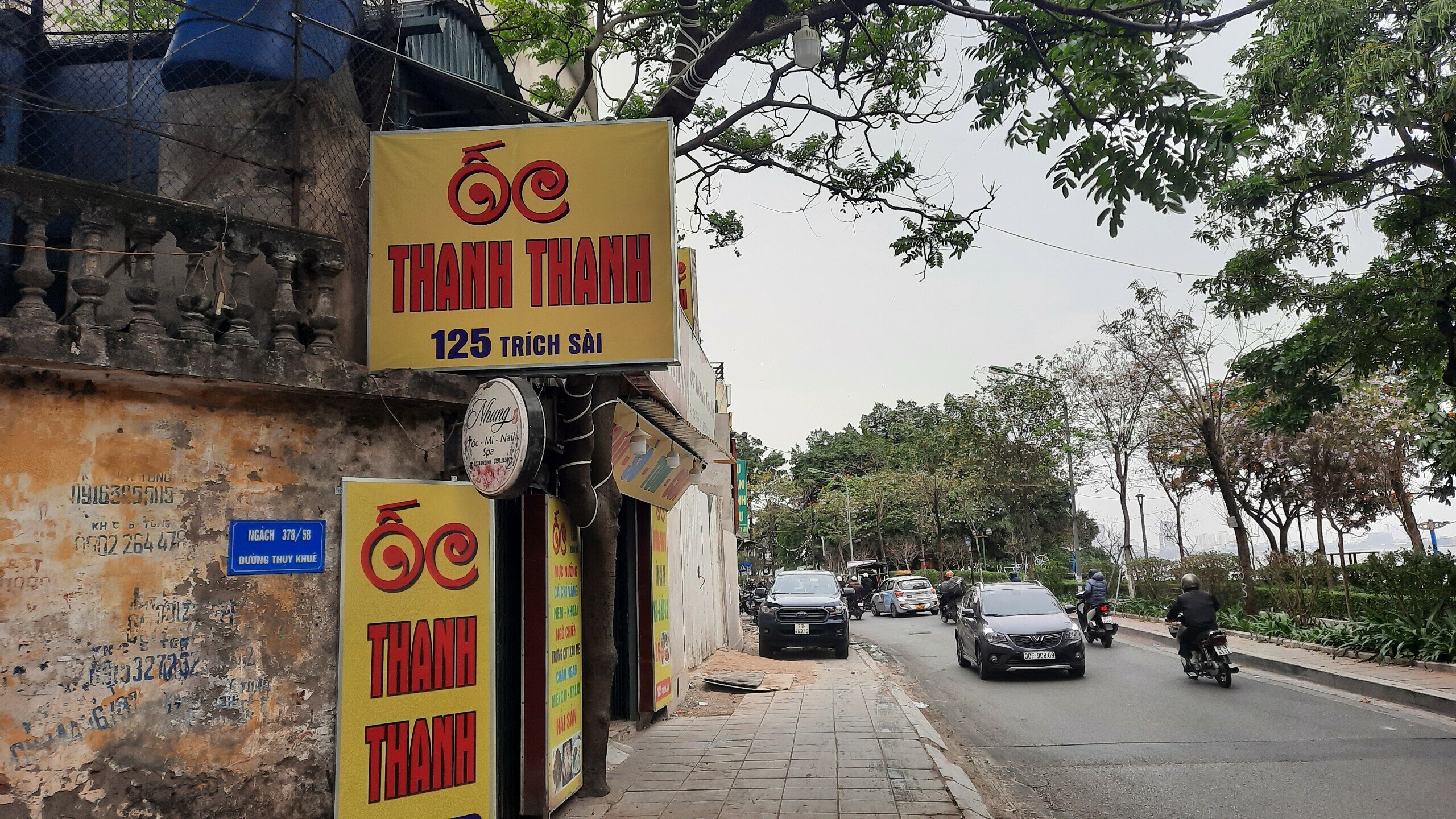 Những người điều khiển &ocirc; t&ocirc; đỗ tr&ecirc;n vỉa h&egrave; kh&ocirc;ng đ&uacute;ng quy định bị xử phạt từ 800 ngh&igrave;n đồng đến 1 triệu đồng.