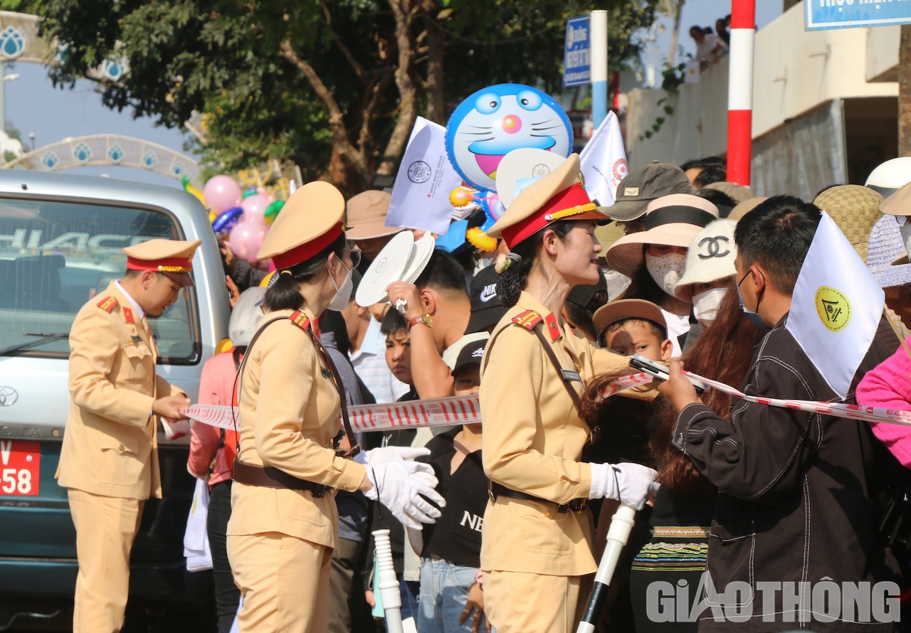 Đám đ&ocirc;ng lu&ocirc;n chen l&acirc;́n, x&ocirc; đ&acirc;̉y khi&ecirc;́n lực lượng CSGT phải hò hét, nhắc nhở.