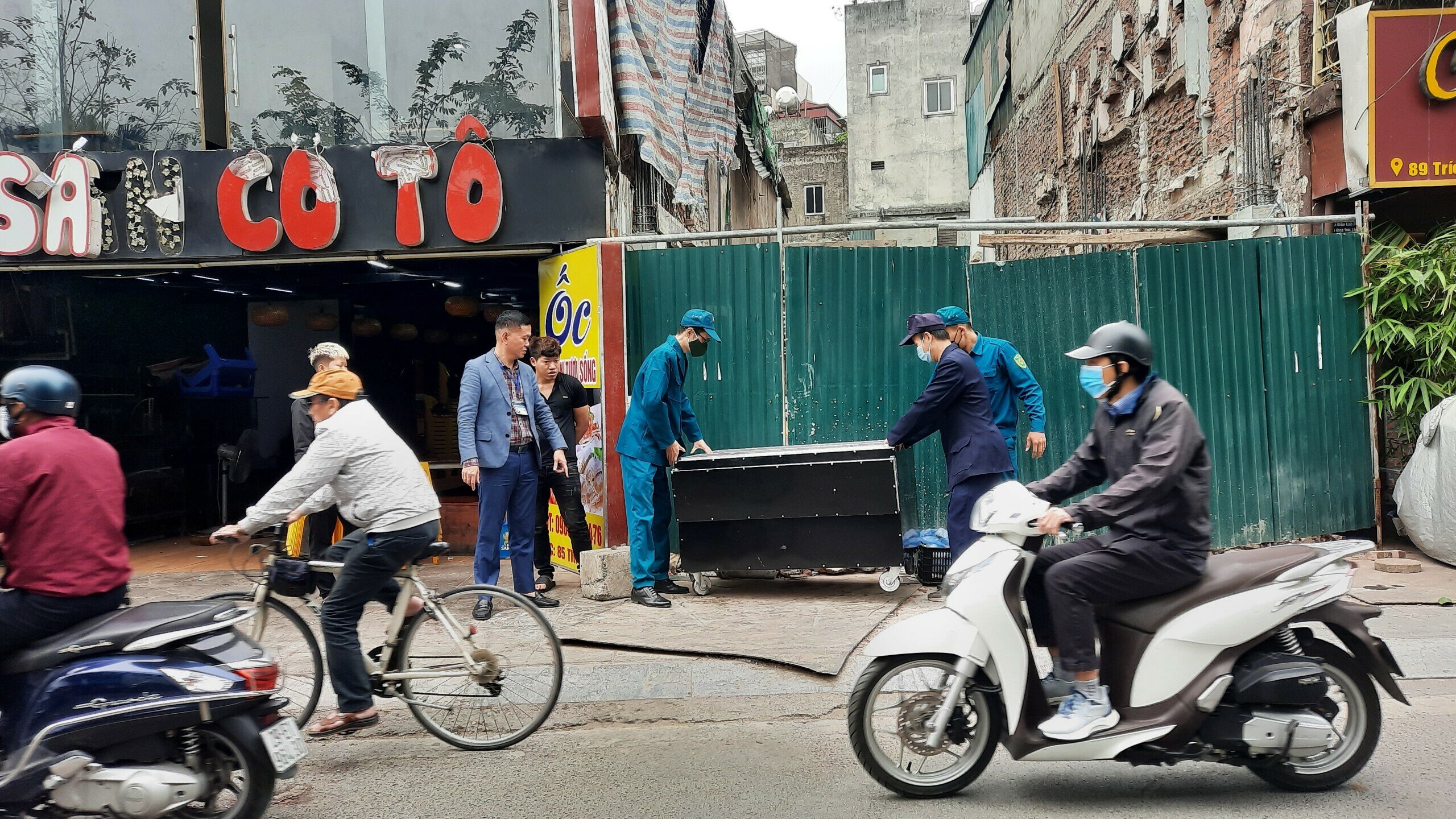 Được biết, sau một tuần (từ ng&agrave;y 6 - 11/3) ra qu&acirc;n xử l&yacute; vi phạm trật tự vỉa h&egrave;, phường Bưởi đ&atilde; th&aacute;o dỡ 20 biển quảng c&aacute;o; 13 m&aacute;i che, m&aacute;i vẩy; ph&aacute; dỡ 8 bục bệ, bồn c&acirc;y x&acirc;y dựng tr&aacute;i quy định; xử phạt 4 trường hợp chiếm dụng vỉa h&egrave; để kinh doanh với số tiền l&agrave; 10 triệu đồng v&agrave; 8 trường hợp b&aacute;n h&agrave;ng rong số tiền l&agrave; 1,2 triệu đồng...