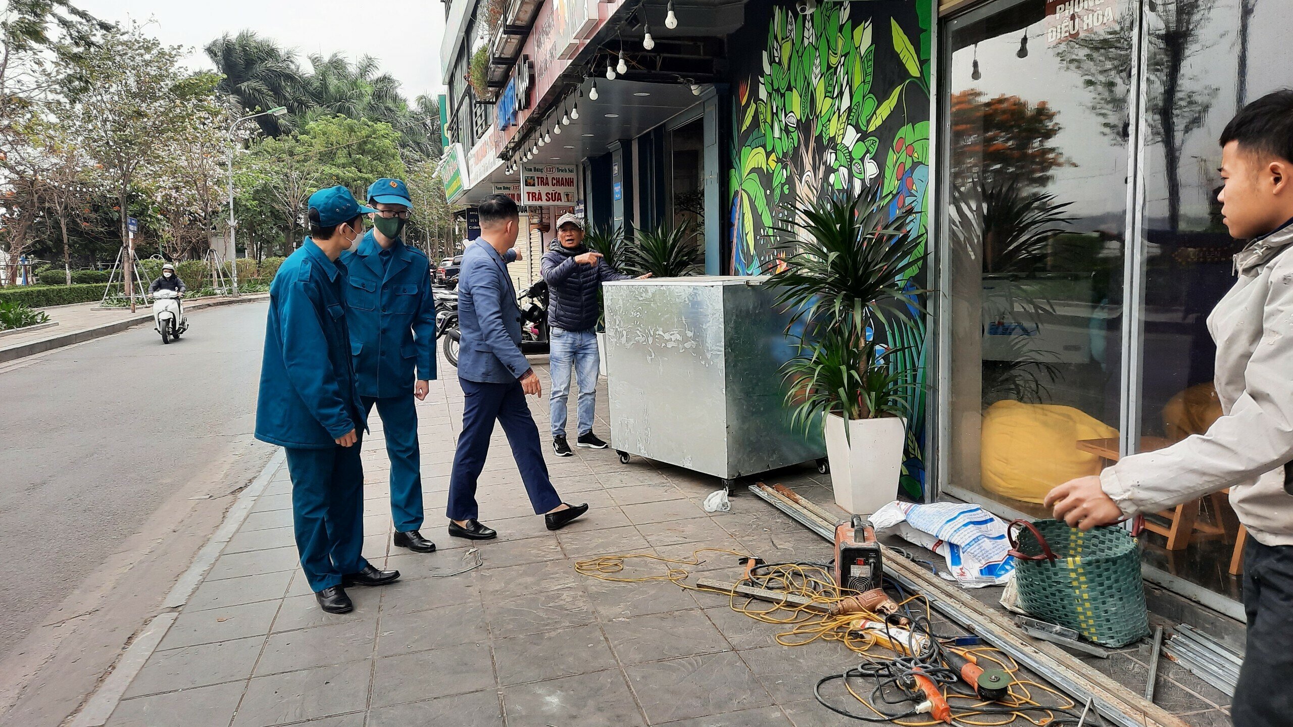 &Ocirc;ng Nguyễn Minh Ho&agrave;i, Ph&oacute; Chủ tịch UBND phường Bưởi cho biết, c&ocirc;ng t&aacute;c tuy&ecirc;n truyền, xử l&yacute; vi phạm trật tự vỉa h&egrave; lần n&agrave;y được thực hiện quyết liệt v&agrave; b&agrave;i bản.