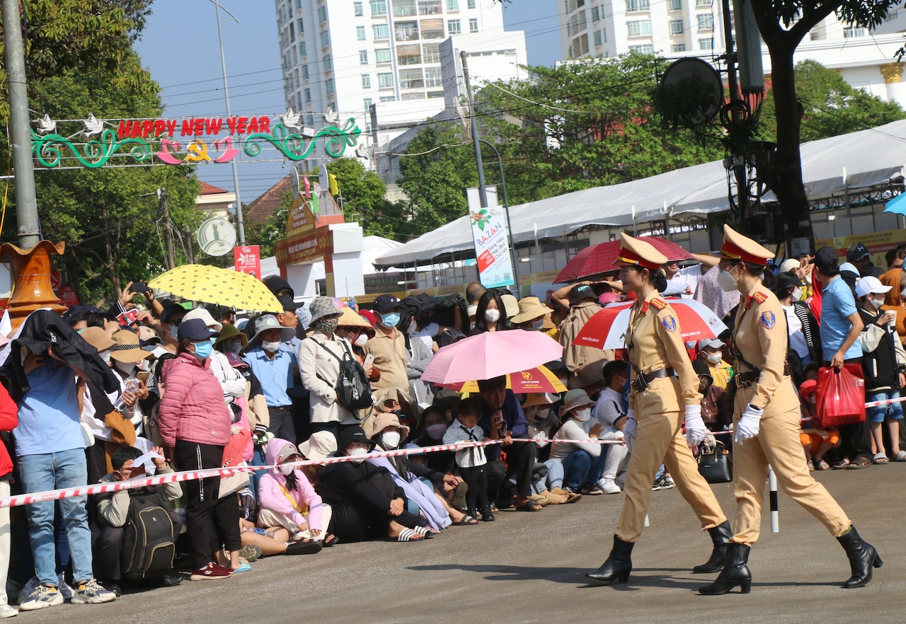 Theo lãnh đạo C&ocirc;ng an TP Bu&ocirc;n Ma Thu&ocirc;̣t, đ&ecirc;̉ bảo đảm trật tự ATGT m&ocirc;̣t cách t&ocirc;́t nh&acirc;́t, toàn lực lượng cố gắng, nỗ lực, với quyết t&acirc;m ch&iacute;nh trị cao nhất để ho&agrave;n th&agrave;nh tốt nhiệm vụ bảo vệ Lễ hội c&agrave; ph&ecirc; Bu&ocirc;n Ma Thu&ocirc;̣t lần thứ 8. Qua đó, x&acirc;y dựng h&igrave;nh ảnh lực lượng CSGT &ldquo;Trang nghi&ecirc;m, th&acirc;n thiện, nh&acirc;n văn, v&igrave; nh&acirc;n d&acirc;n phục vụ".