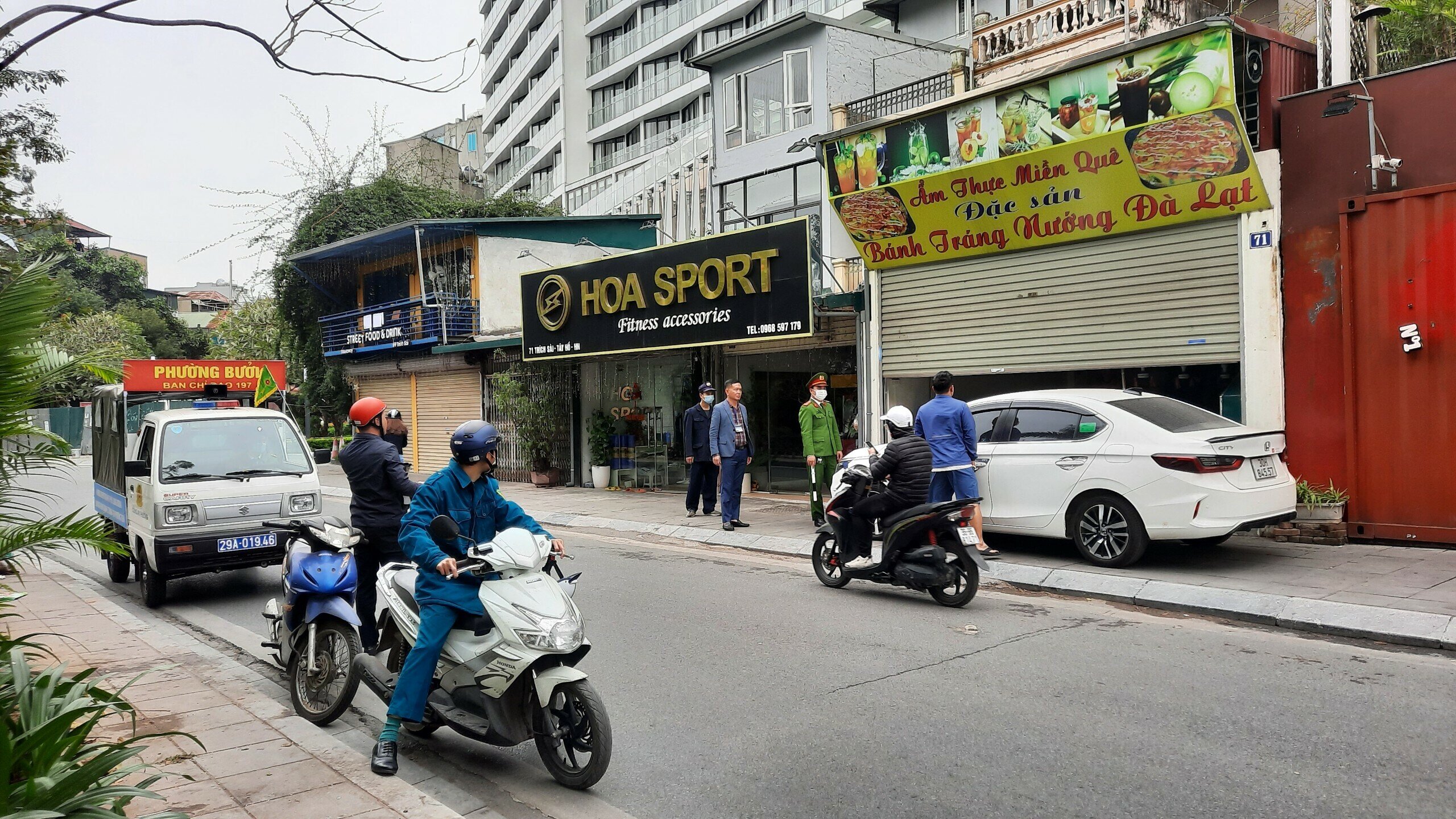 "H&agrave;ng ng&agrave;y, Ban chỉ đạo 197 của phường đều c&oacute; Tổ c&ocirc;ng t&aacute;c đi tuần tra, kiểm so&aacute;t, nhắc nhở xử l&yacute; những vi phạm về lấn chiếm vỉa h&egrave;. Kết quả thực hiện được b&aacute;o c&aacute;o về quận l&uacute;c 17h chiều h&agrave;ng ng&agrave;y. Đ&acirc;y cũng l&agrave; c&aacute;ch l&agrave;m để c&aacute;c phường n&acirc;ng cao tr&aacute;ch nhiệm trong đảm bảo trật tự vỉa h&egrave;", &ocirc;ng Ho&agrave;i n&oacute;i.