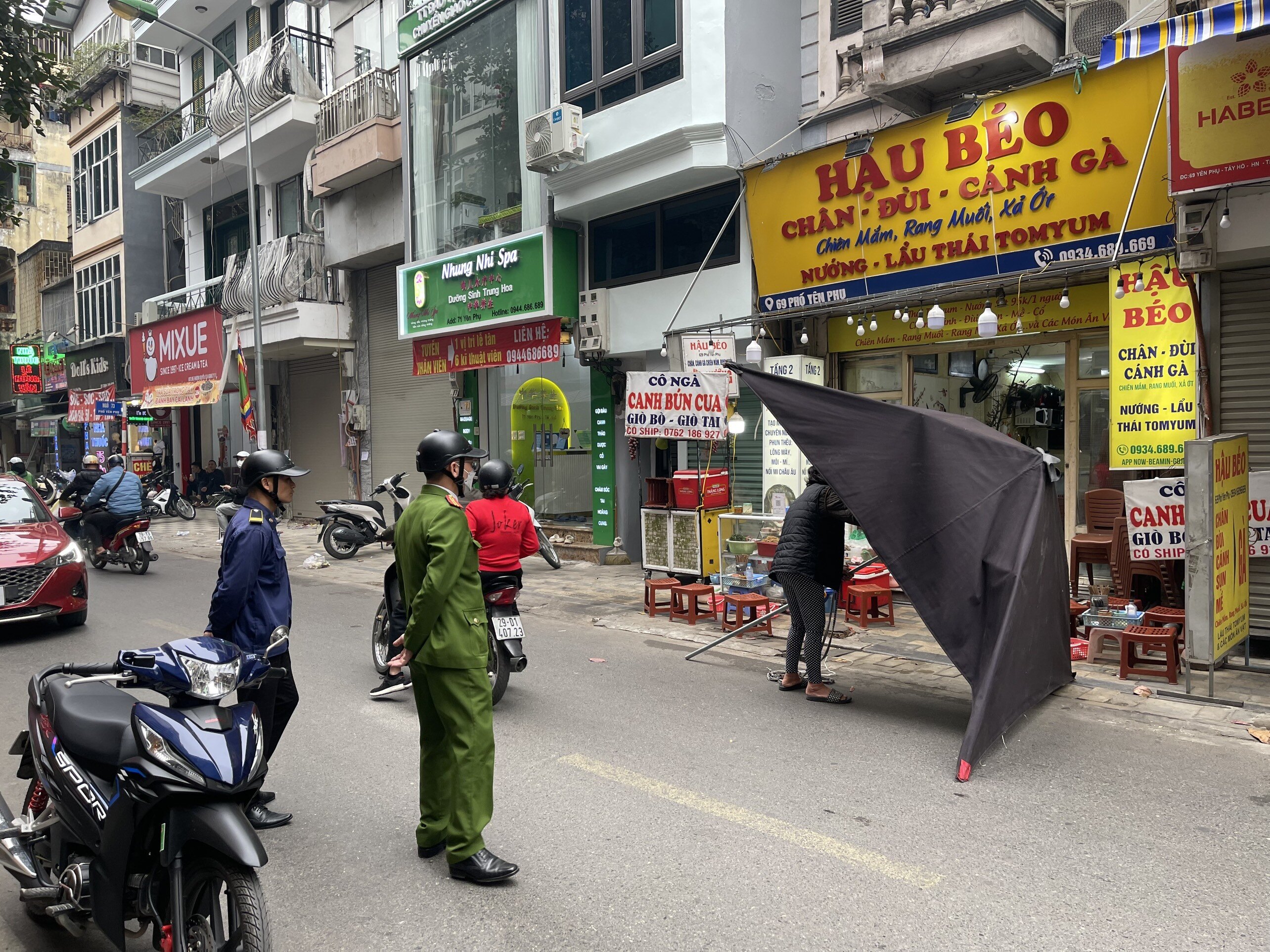 Tại phường Y&ecirc;n Phụ (quận T&acirc;y Hồ), nhiều tuyến phố khi Tổ c&ocirc;ng t&aacute;c 197 của phường đi nhắc nhở th&igrave; người d&acirc;n đ&atilde; nghi&ecirc;m chỉnh chấp h&agrave;nh việc dọn dẹp biển hiệu, &ocirc; che kh&ocirc;ng đ&uacute;ng quy định tr&ecirc;n vỉa h&egrave; v&agrave;o nh&agrave;.