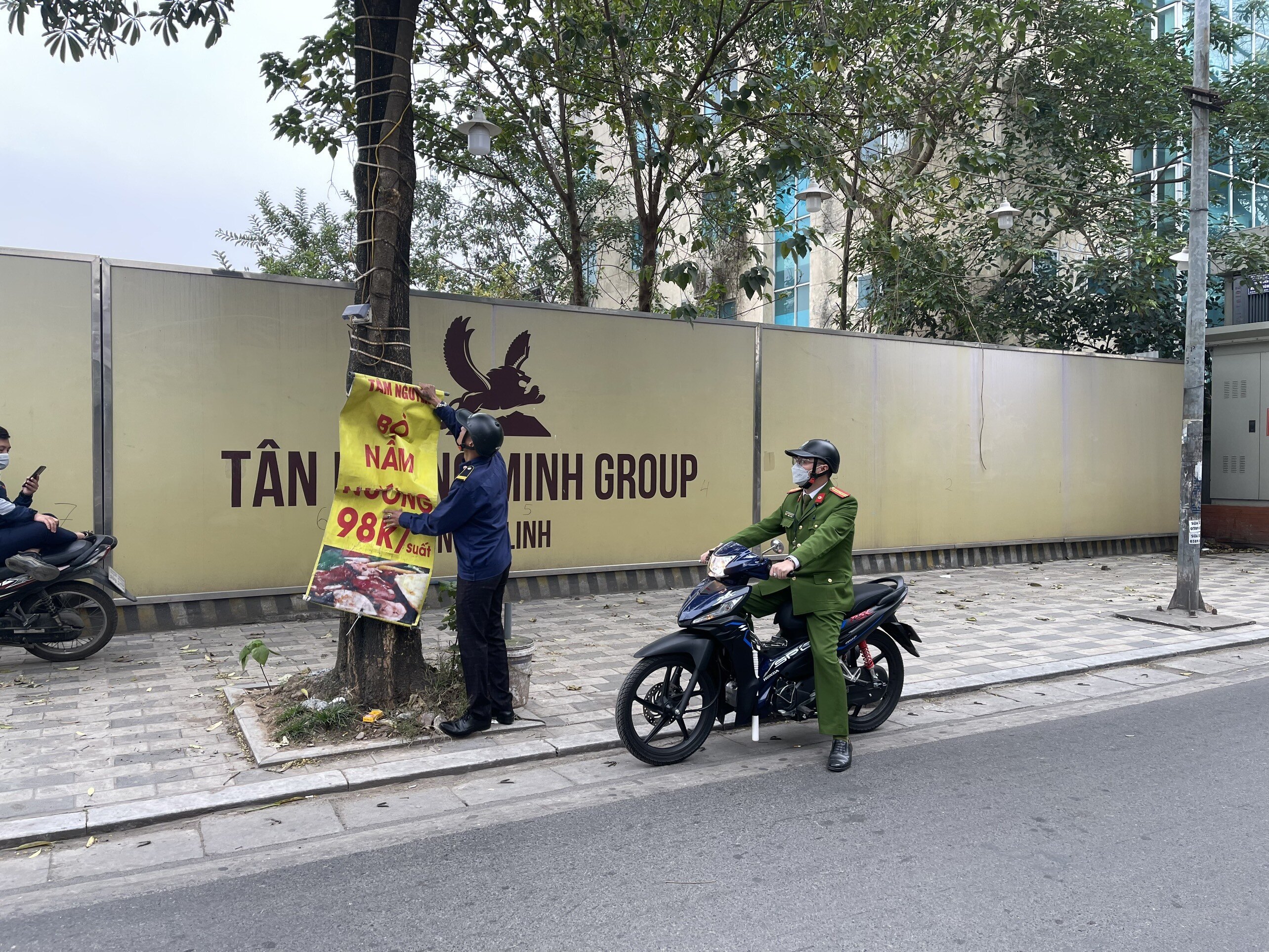 C&ocirc;ng an phường Y&ecirc;n Phụ cho biết, từ ng&agrave;y 1 - 12/3, phường Y&ecirc;n Phụ đ&atilde; xử phạt 7 trường hợp chiếm dụng vỉa h&egrave; để kinh doanh với số tiền 17,5 triệu đồng; th&aacute;o dỡ 96 biển quảng c&aacute;o, 29 m&aacute;i che, m&aacute;i vẩy, 22 bồn c&acirc;y, b&oacute;c gỡ 50 tờ rao vặt d&aacute;n tr&ecirc;n bốt điện, bờ tường.
