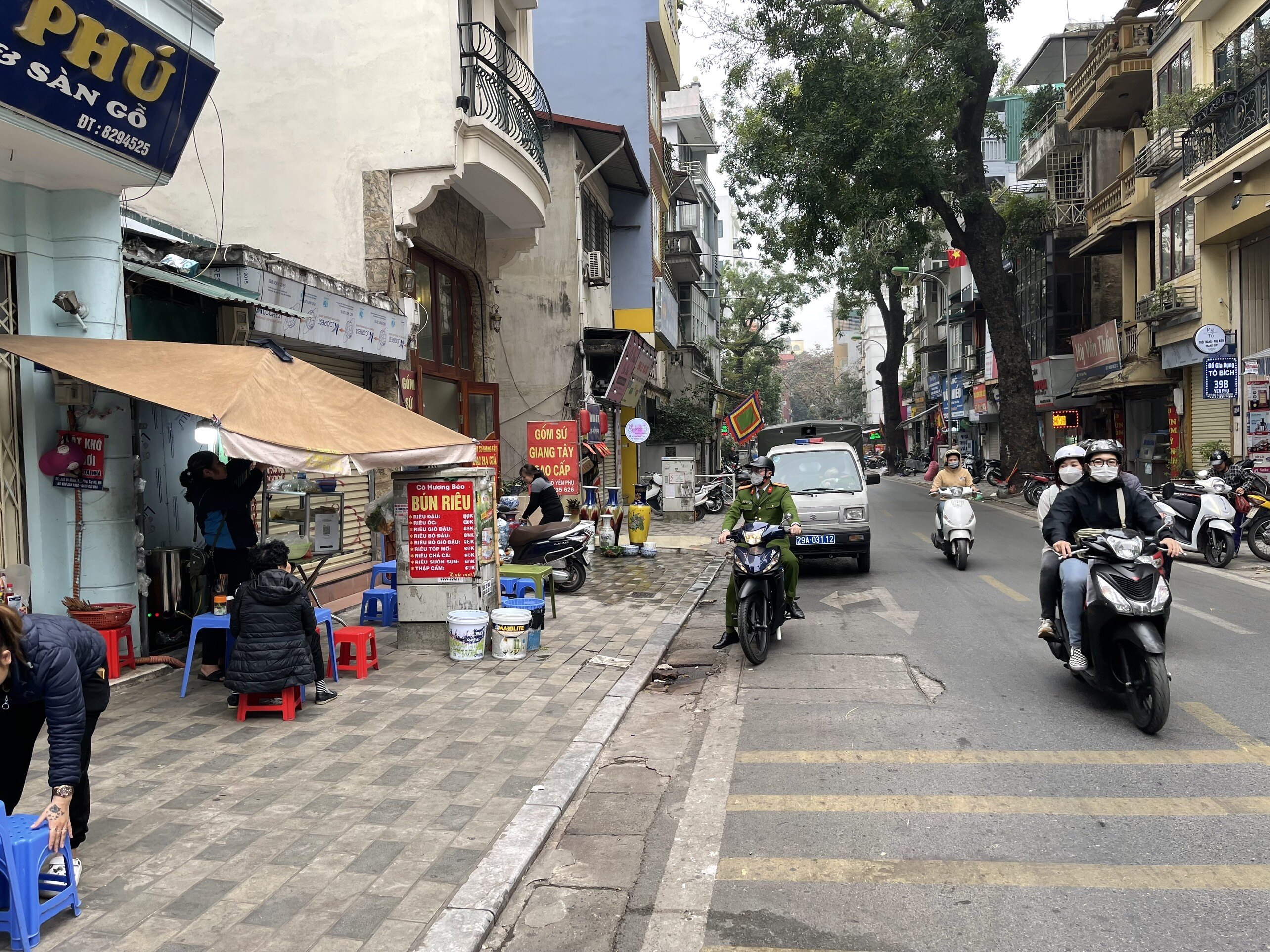 Lực lượng chức năng h&agrave;ng ng&agrave;y li&ecirc;n tục tuần tra lưu động, nhắc nhở c&aacute;c hộ kh&ocirc;ng lấn chiếm vỉa h&egrave;.