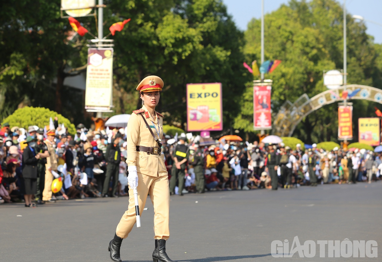 Lượng người tham gia tham gia L&ecirc;̃ h&ocirc;̣i qu&aacute; đ&ocirc;ng, c&aacute;c nữ chiến sĩ &aacute;o v&agrave;ng kh&ocirc;ng một ph&uacute;t lơ l&agrave; c&ocirc;ng việc.