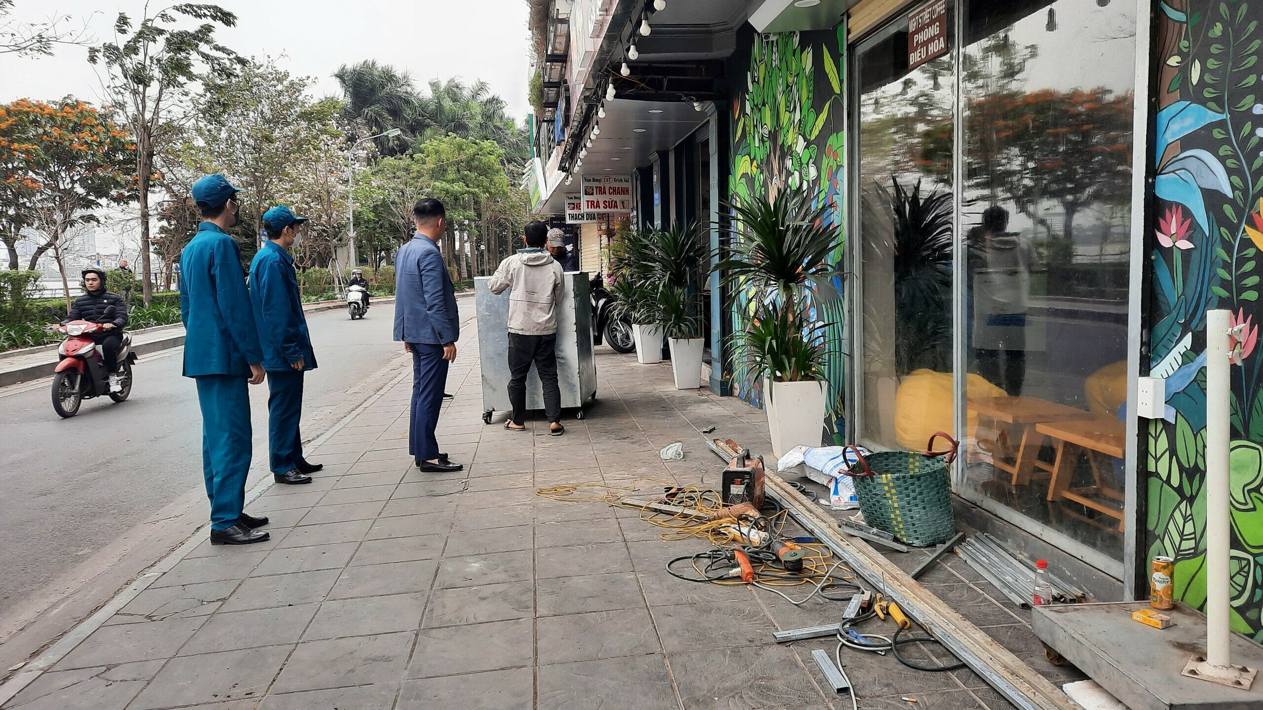 Tr&ecirc;n phố Tr&iacute;ch S&agrave;i (phường Bưởi), PV nhận thấy hầu hết những cơ sở kinh doanh ở đ&acirc;y đ&atilde; nghi&ecirc;m chỉnh chấp h&agrave;nh, kh&ocirc;ng lấn chiếm vỉa h&egrave;.