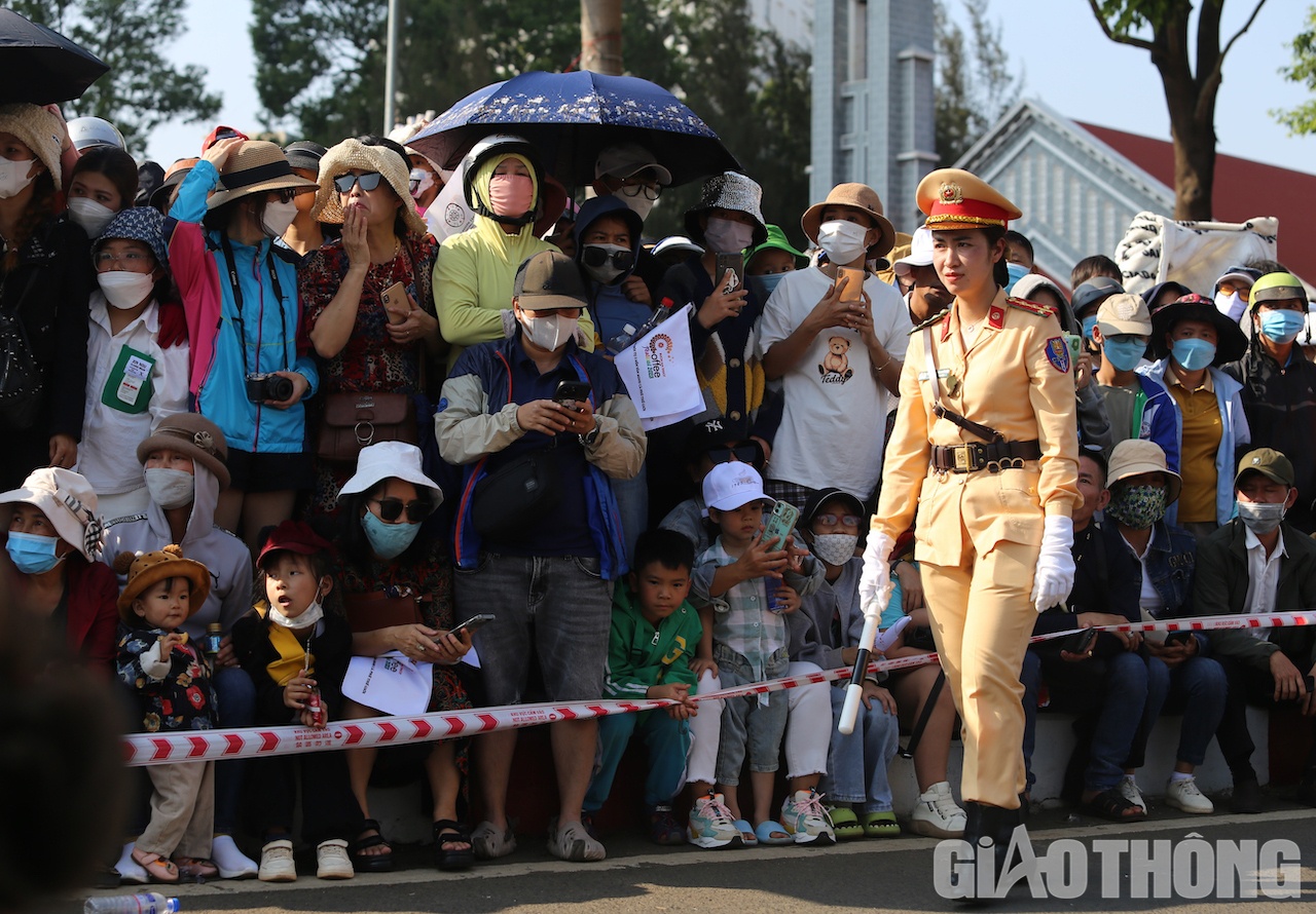 M&ocirc;t nữ CSGT chia sẻ: "Thời đi&ecirc;̉m l&agrave;m nhiệm vụ, nhiệt độ ngo&agrave;i trời có lúc l&ecirc;n đ&ecirc;́n 35 độ C, ảnh hưởng kh&ocirc;ng nhỏ đến sức khỏe của lực lượng CSGT, đặc bi&ecirc;̣t với c&aacute;c nữ giới ch&uacute;ng t&ocirc;i. Tuy nhi&ecirc;n, với c&aacute;c CSGT, điều quan trọng l&agrave; phải đảm bảo an to&agrave;n cho người d&acirc;n, ho&agrave;n th&agrave;nh c&ocirc;ng việc được giao".
