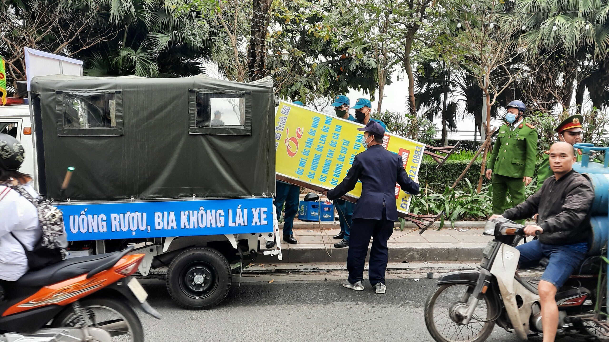 Cả tuyến phố d&agrave;i 1km, Tổ c&ocirc;ng t&aacute;c chỉ ph&aacute;t hiện một v&agrave;i trường hợp để biển hiệu quảng c&aacute;o lấn chiếm vỉa h&egrave;.