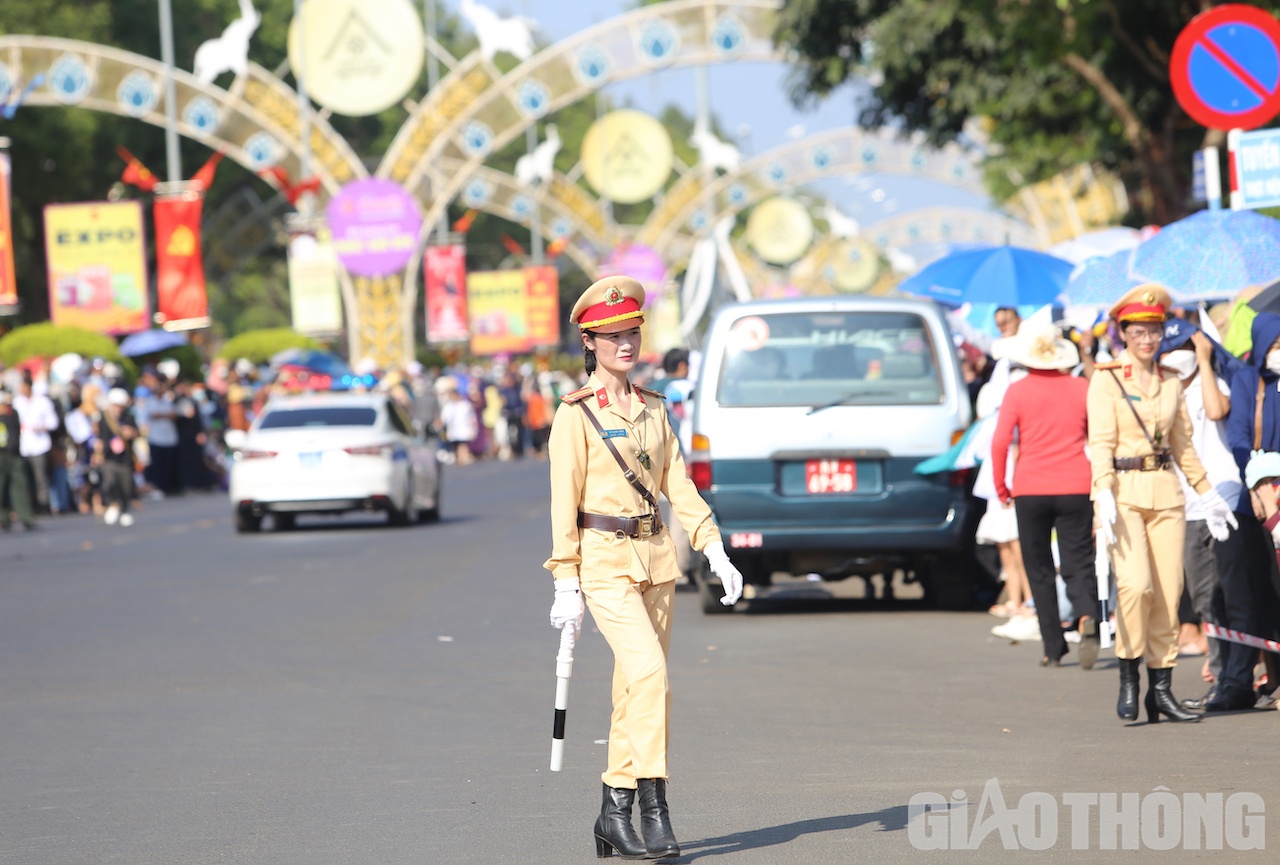 Mặc d&ugrave; nắng r&aacute;t mặt, &aacute;o ướt đẫm mồ h&ocirc;i nhưng c&aacute;c nữ CSGT vẫn miệt m&agrave;i l&agrave;m việc ph&acirc;n lu&ocirc;̀ng, đi&ecirc;̀u ti&ecirc;́t giao th&ocirc;ng cho các đoàn di&ecirc;̃n hành đi qua.