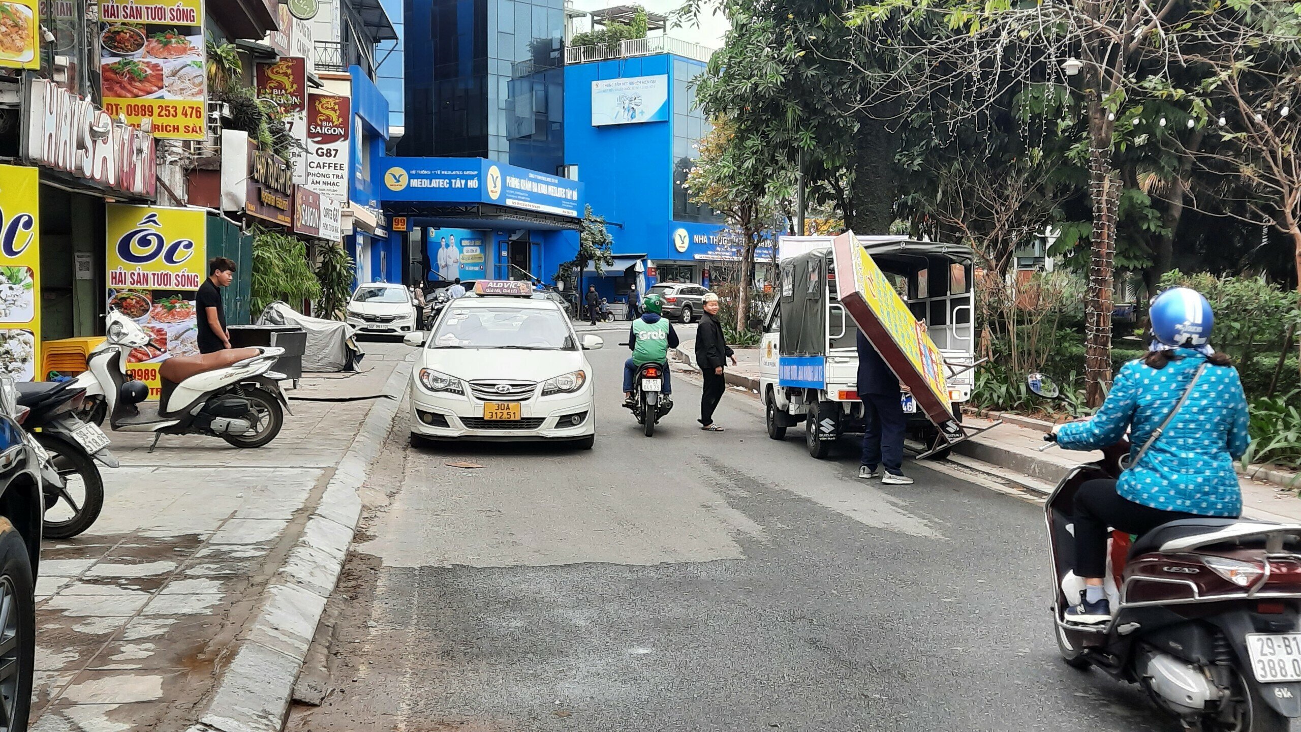 Sau khi bị thu giữ biển bảng quảng c&aacute;o, một số cơ sở kinh doanh đ&atilde; chạy theo để xin lại, nhưng Tổ c&ocirc;ng t&aacute;c cương quyết thu giữ tang vật vi phạm lấn chiếm vỉa h&egrave;.