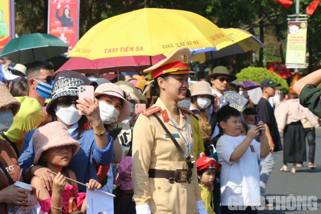 Dưới ti&ecirc;́t trời nắng nóng, v&acirc;́t vả nhưng nữ chi&ecirc;́n sĩ CSGT v&acirc;̃n nở nụ cười tươi.
