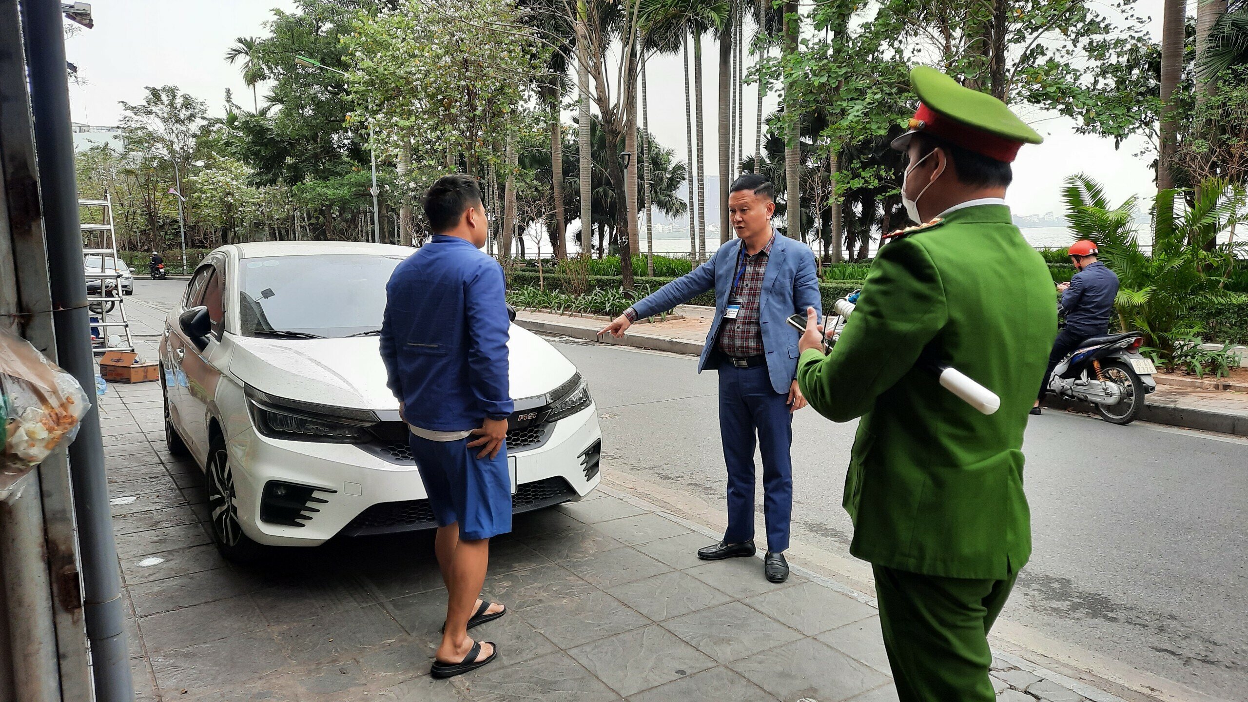 Trong qu&aacute; tr&igrave;nh xử l&yacute; tr&ecirc;n phố Tr&iacute;ch S&agrave;i, Tổ c&ocirc;ng t&aacute;c đ&atilde; ph&aacute;t hiện nhiều phương tiện &ocirc; t&ocirc; dừng đỗ tr&aacute;i ph&eacute;p tr&ecirc;n vỉa h&egrave;.