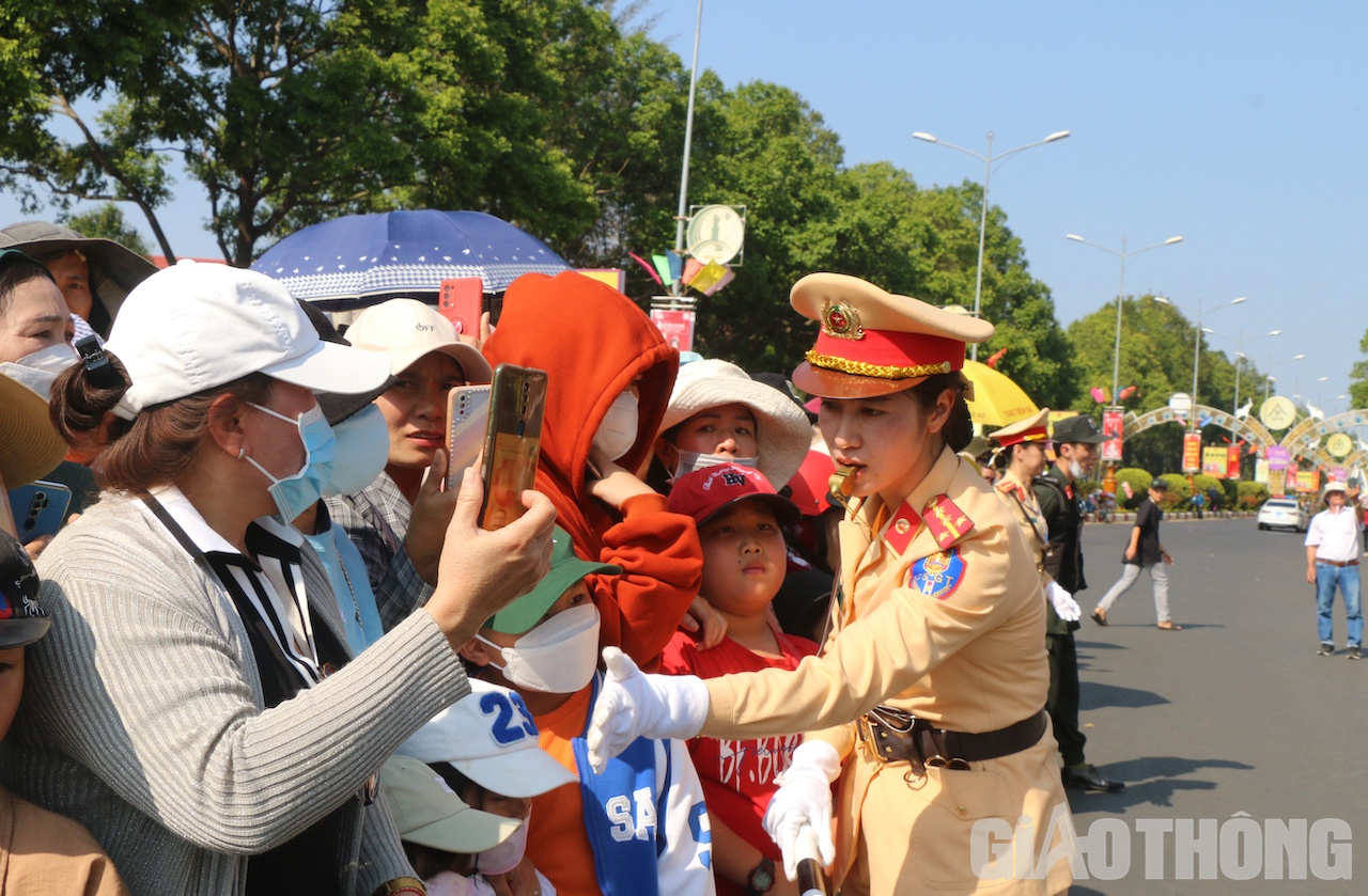 Tr&ecirc;n tuy&ecirc;́n đường Nguy&ecirc;̃n T&acirc;́t Thành - nơi di&ecirc;̃n ra nhi&ecirc;̀u hoạt đ&ocirc;̣ng của L&ecirc;̃ h&ocirc;̣i cà ph&ecirc; Bu&ocirc;n Ma Thu&ocirc;̣t l&acirc;̀n thứ 8 giao th&ocirc;ng lu&ocirc;n trong tình trạng  &ldquo;quá tải&rdquo;. Người d&acirc;n và du khách thường bịt kín mít đ&ecirc;̉ tránh nắng nóng nhưng các nữ chi&ecirc;́n sĩ CSGT vẫn mặt trần làm vi&ecirc;̣c.
