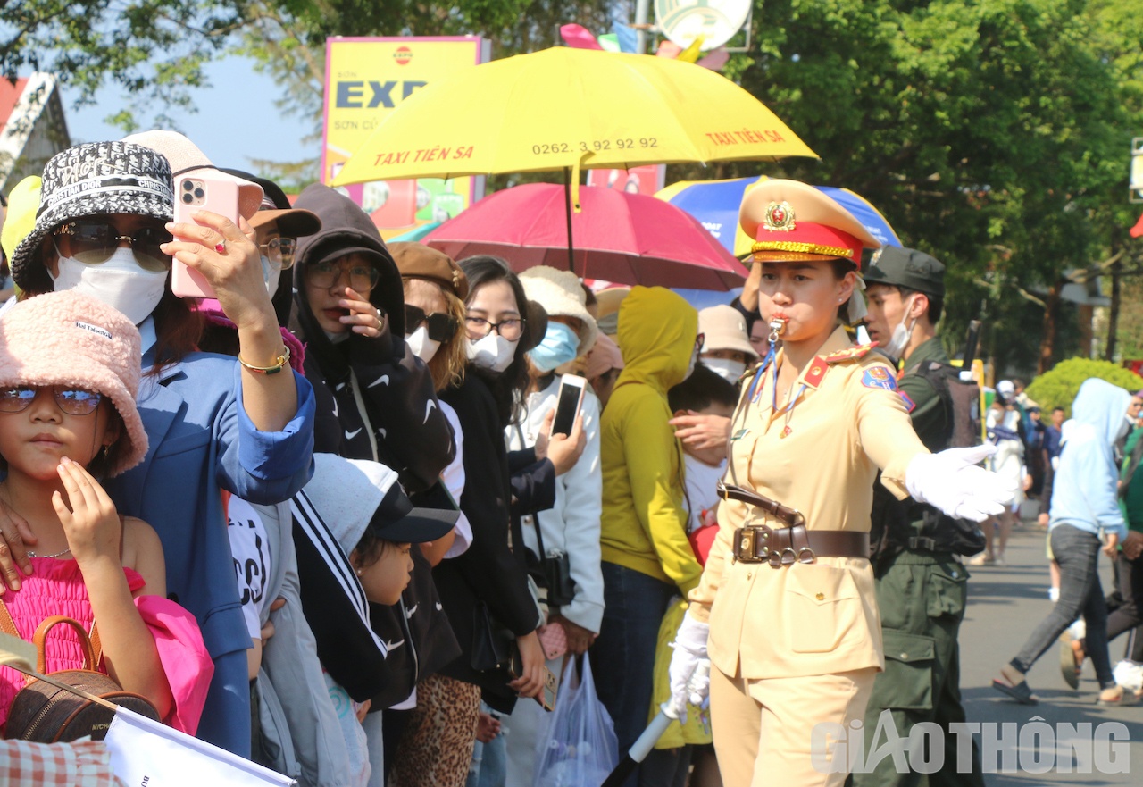 Dưới thời tiết oi bức, nắng n&oacute;ng, nhiệt độ ngo&agrave;i trời có l&uacute;c đỉnh điểm l&ecirc;n tới 35 độ C, nhưng các nữ chi&ecirc;́n sĩ CSGT vẫn đứng gác quyết t&acirc;m ho&agrave;n th&agrave;nh tốt nhiệm vụ được giao, đảm bảo ATGT cho người d&acirc;n và du khách vui chơi được an toàn.
