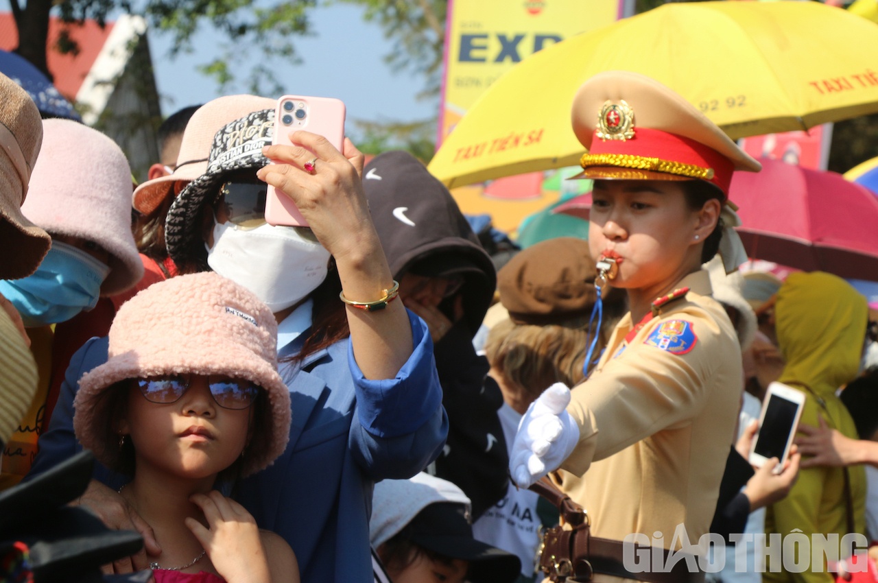 Ngay sau đ&oacute;, khi c&aacute;c chương tr&igrave;nh lễ hội bắt đầu, c&aacute;c nữ chi&ecirc;́n sĩ lại căng sức làm nhi&ecirc;̣m vụ, đảm bảo cho người d&acirc;n kh&ocirc;ng tràn ra đường g&acirc;y m&acirc;́t ATGT.