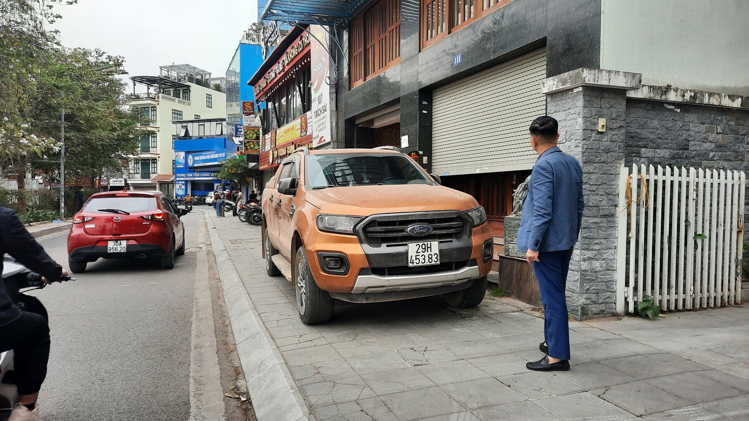 Nhiều chủ phương tiện khi thấy lực lượng chức năng đ&atilde; nhanh ch&oacute;ng đ&aacute;nh xe &ocirc; t&ocirc; rời khỏi vỉa h&egrave; v&igrave; sợ bị phạt.