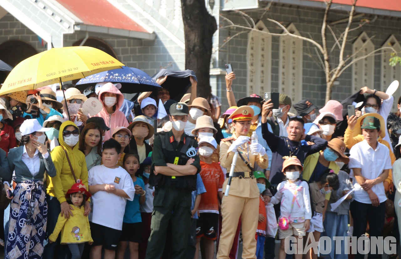 L&uacute;c giao th&ocirc;ng tạm ổn định, c&aacute;c chiến sĩ tranh thủ "ti&ecirc;́p nước" cho cơ th&ecirc;̉.