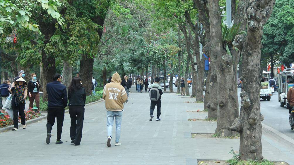 Ng&agrave;y 13-14/3, ghi nhận của PV B&aacute;o Giao th&ocirc;ng tr&ecirc;n nhiều tuyến phố ở khu vực quận trung t&acirc;m Ho&agrave;n Kiếm, vỉa h&egrave; đ&atilde; phong quang, tho&aacute;ng đ&atilde;ng hơn nhiều. Điển h&igrave;nh, khu vực hồ Gươm kh&ocirc;ng c&ograve;n những bộ b&agrave;n ghế của những qu&aacute;n tr&agrave; đ&aacute;. Điều n&agrave;y tạo kh&ocirc;ng gian cho người đi bộ.