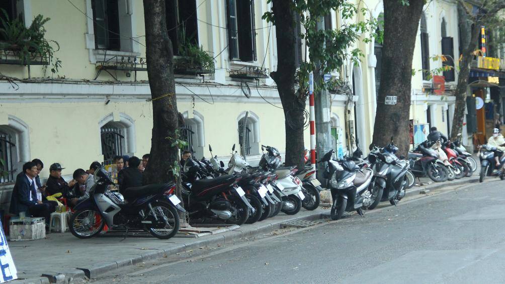 Những qu&aacute;n tr&agrave; đ&aacute;, xe m&aacute;y cũng chiếm trọn vỉa h&egrave; ở tuyến phố H&agrave;ng Dầu.