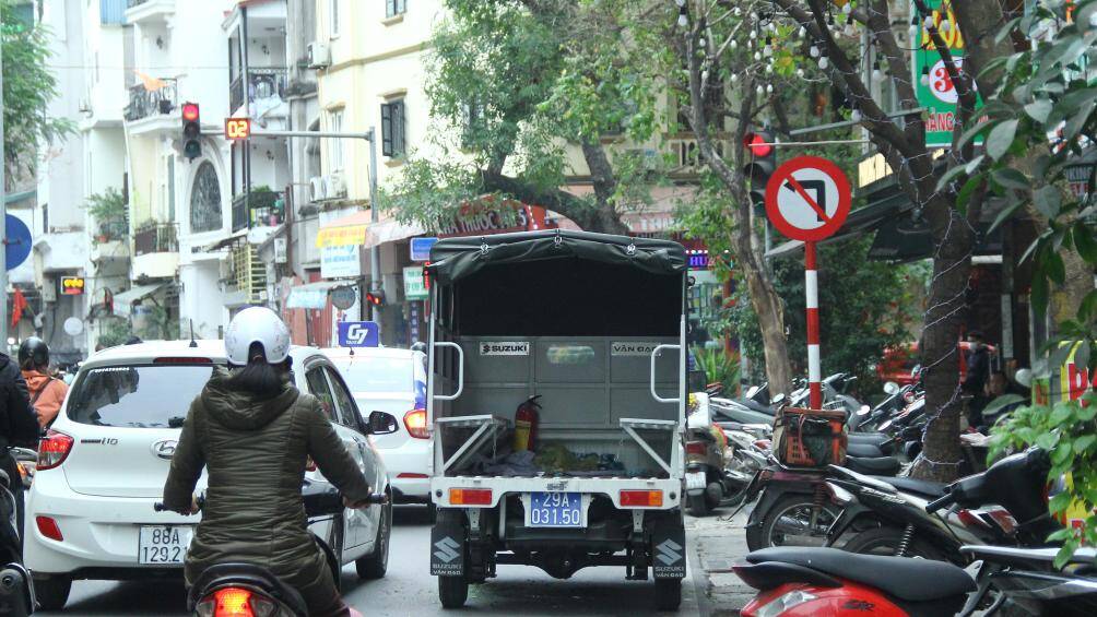 Mặc d&ugrave; lực lượng chức năng tuần tra li&ecirc;n tục ở c&aacute;c tuyến phố nhưng mỗi khi tổ c&ocirc;ng t&aacute;c rời đi th&igrave; người d&acirc;n lại tiếp tục lấn chiếm vỉa h&egrave;.