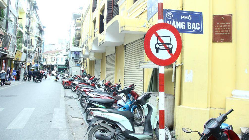 Triển khai kế hoạch của Ban chỉ đạo 197 TP H&agrave; Nội, c&aacute;c quận, huyện đang đồng loạt ra qu&acirc;n kiểm tra, xử l&yacute; c&aacute;c điểm vỉa h&egrave;, l&ograve;ng đường bị chiếm dụng tr&aacute;i ph&eacute;p.