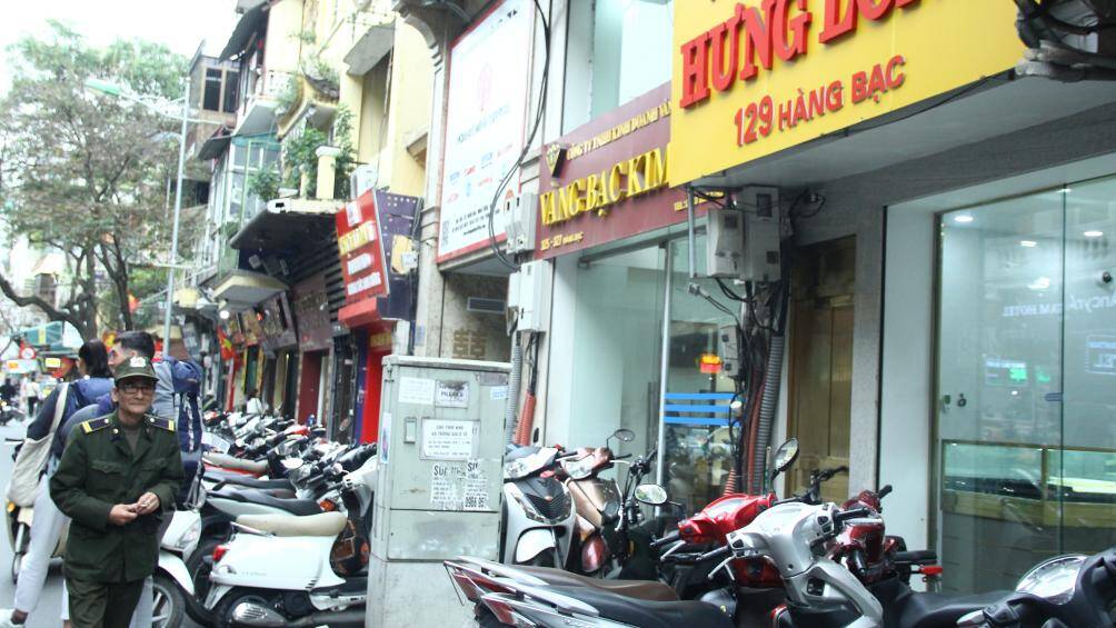 Tr&ecirc;n vỉa h&egrave; tuyến phố H&agrave;ng Bạc, hầu hết l&agrave; để gi&agrave;nh cho việc đỗ xe m&aacute;y. Người d&acirc;n chỉ c&ograve;n c&aacute;ch đi bộ dưới l&ograve;ng đường.