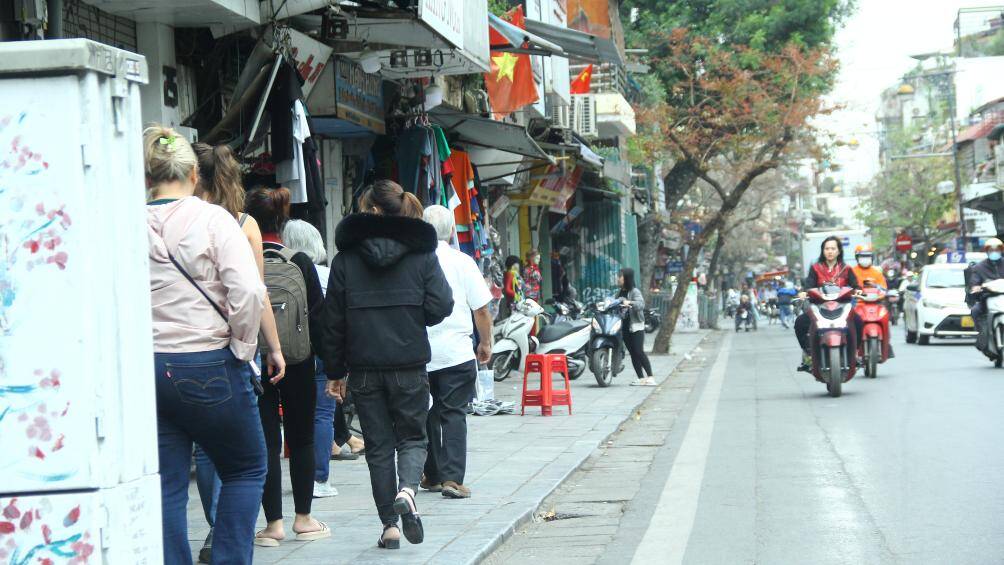 Người d&acirc;n v&agrave; du kh&aacute;ch thoải m&aacute;i đi bộ tr&ecirc;n tuyến phố H&agrave;ng Ngang.