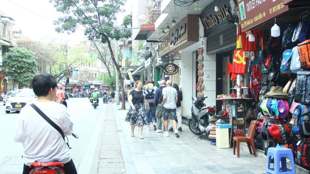 Tuy nhi&ecirc;n, d&ugrave; đang giai đoạn triển khai cao điểm, nhiều tuyến phố ở quận Ho&agrave;n Kiếm đ&atilde; xuất hiện t&igrave;nh trạng t&aacute;i lấn chiếm. Ghi nhận của PV B&aacute;o Giao th&ocirc;ng ng&agrave;y 13/3, một đoạn vỉa h&egrave; tuyến phố H&agrave;ng Gai th&ocirc;ng tho&aacute;ng, tuy nhi&ecirc;n ở một số đoạn vỉa h&egrave; kh&aacute;c lại xuất hiện t&igrave;nh trạng nhếch nh&aacute;c, lấn chiếm.