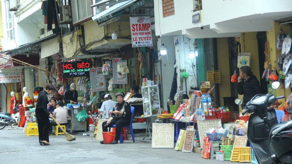 C&aacute;c loại h&agrave;ng ho&aacute; được b&agrave;y b&aacute;n k&iacute;n vỉa h&egrave;, tr&agrave;n xuống cả dưới l&ograve;ng đường ở phố T&ocirc; Tịch. Những người b&aacute;n h&agrave;ng cũng b&igrave;nh thản k&ecirc; ghế ngồi giữa sạp h&agrave;ng ho&aacute; chiếm vỉa h&egrave;.