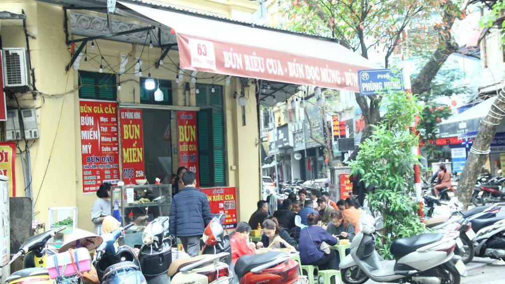 "Qu&aacute;n ch&uacute;ng t&ocirc;i c&oacute; diện t&iacute;ch nhỏ nhưng kh&aacute;ch lại đ&ocirc;ng n&ecirc;n ch&uacute;ng t&ocirc;i đ&agrave;nh phải k&ecirc; b&agrave;n ghế ra vỉa h&egrave; chứ kh&ocirc;ng th&igrave; kh&ocirc;ng thể bu&ocirc;n b&aacute;n được", một người ở qu&aacute;n đồ ăn tr&ecirc;n phố Ph&ugrave;ng Hưng thanh minh.