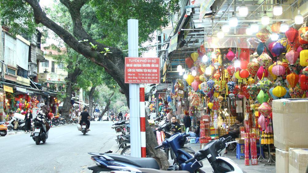 Tại tuyến phố H&agrave;ng M&atilde;, mặc d&ugrave; c&aacute;c cửa h&agrave;ng kh&ocirc;ng b&agrave;y bừa ra vỉa h&egrave; để b&aacute;n nhưng việc sắp xếp xe m&aacute;y lộn xộn g&acirc;y kh&oacute; khăn cho người đi bộ.