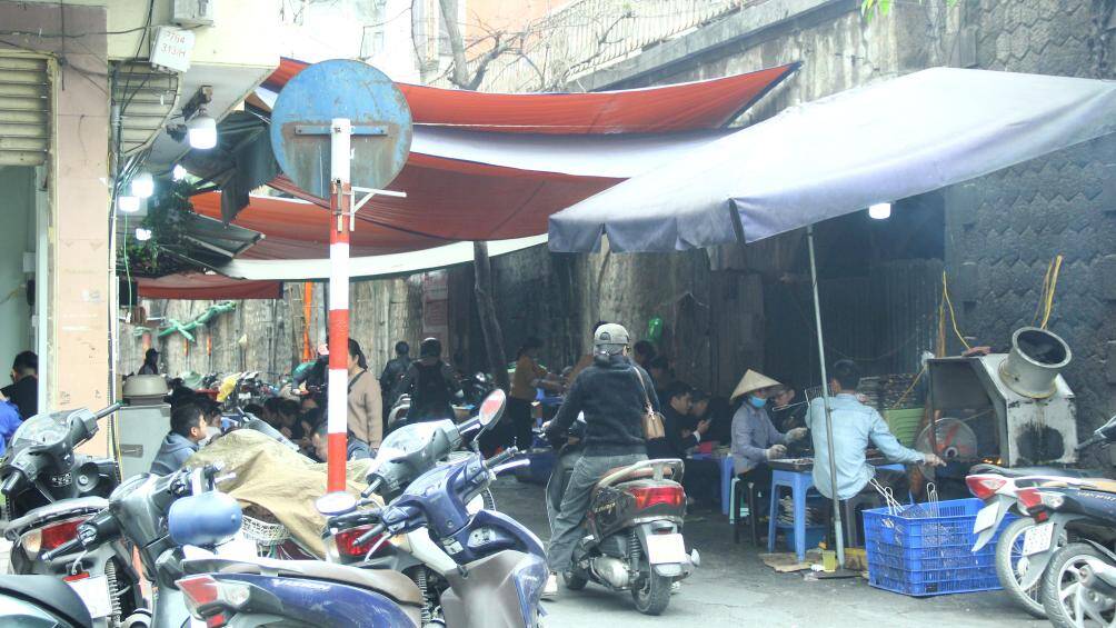 Khi PV đề cập đến việc nhiều tuyến phố đ&atilde; t&aacute;i vi phạm lấn chiếm vỉa h&egrave;, vị đại diện n&agrave;y cho hay: "Ban đầu, một số người d&acirc;n thấy lực lượng chức năng rời đi c&oacute; thể t&aacute;i vi phạm. Ch&uacute;ng t&ocirc;i đang cố gắng để xử l&yacute; triệt để, ki&ecirc;n tr&igrave;, gi&uacute;p người d&acirc;n kh&ocirc;ng lấn chiếm vỉa h&egrave;, l&ograve;ng đường".