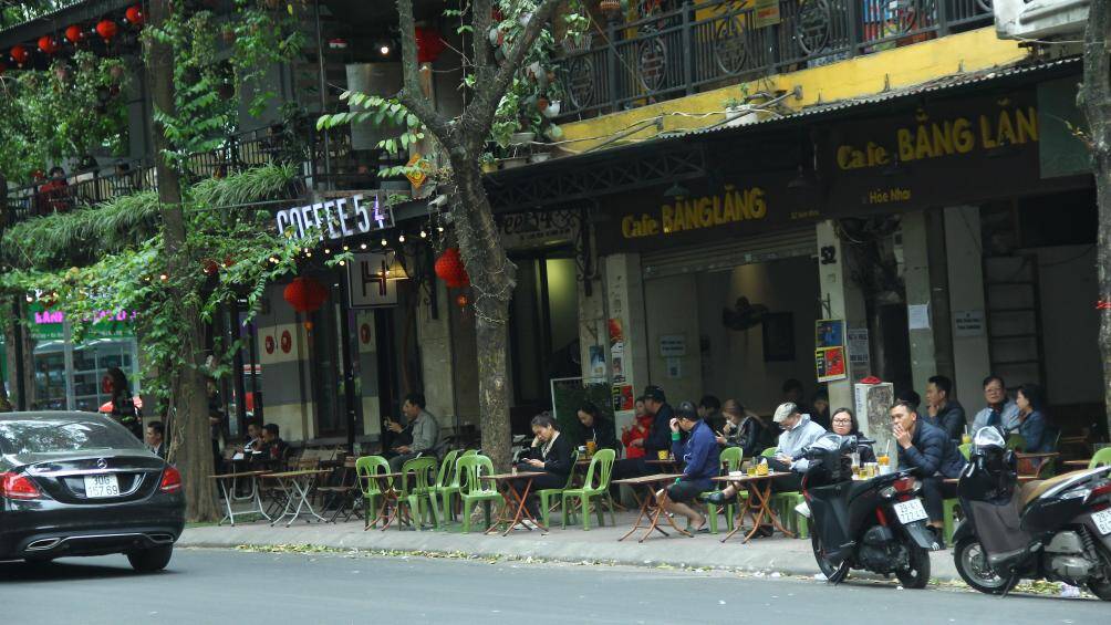 B&agrave;n ghế cũng được qu&aacute;n c&agrave; ph&ecirc; tr&ecirc;n phố Ho&egrave; Nhai k&ecirc; ra ngo&agrave;i, chiếm trọn vỉa h&egrave;.