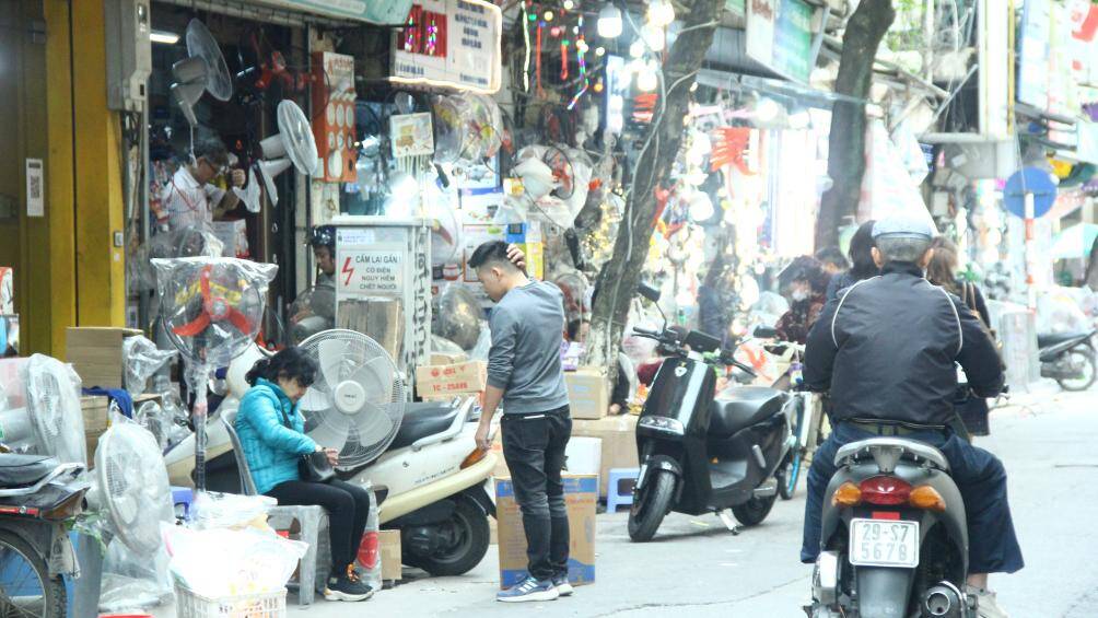 Về việc t&aacute;i lấn chiếm vỉa h&egrave;, b&agrave; B&ugrave;i Thị An, nguy&ecirc;n Đại biểu Quốc hội, Viện trưởng Viện T&agrave;i nguy&ecirc;n m&ocirc;i trường v&agrave; ph&aacute;t triển cộng đồng cho rằng, l&atilde;nh đạo x&atilde;, phường n&agrave;o kh&ocirc;ng đảm đương được tr&aacute;ch nhiệm quản l&yacute; vỉa h&egrave; v&igrave; những nguy&ecirc;n nh&acirc;n chủ quan th&igrave; đề nghị th&agrave;nh phố xử l&yacute;, nhẹ th&igrave; cắt thi đua, hạ thi đua. Nếu c&oacute; sai phạm đến mức kỷ luật th&igrave; phải kỷ luật nghi&ecirc;m theo đ&uacute;ng Luật C&ocirc;ng chức, vi&ecirc;n chức v&agrave; c&aacute;c quy định hiện h&agrave;nh.