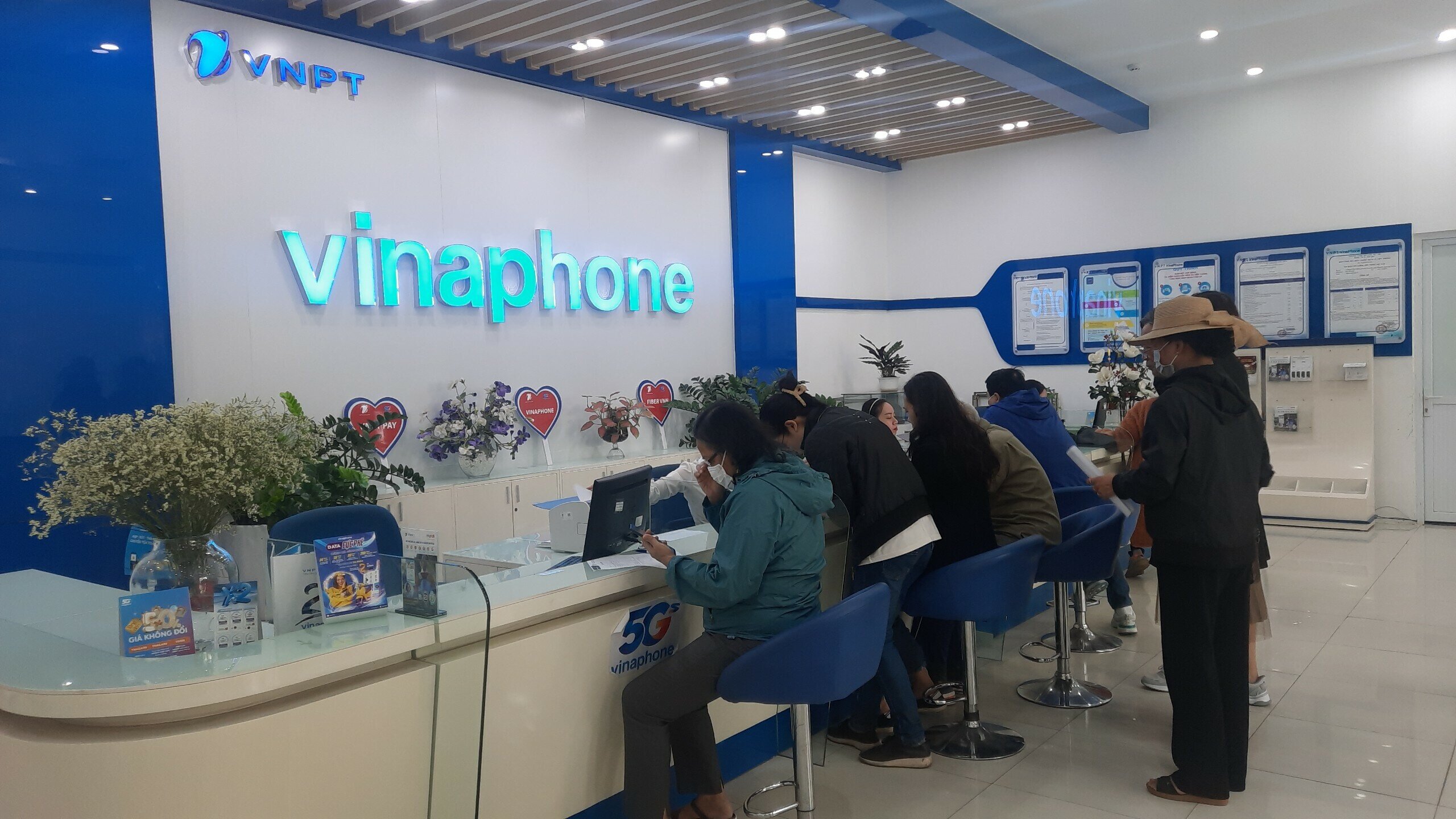 Ngày 14/3, tại cửa hàng giao dịch 75 Đinh Tiên Hoàng (quận Hoàn Kiếm, TP Hà Nội) của nhà mạng VinaPhone, khá đông khách hàng đến cập nhật lại thông tin của số thuê bao mình đang sử dụng.