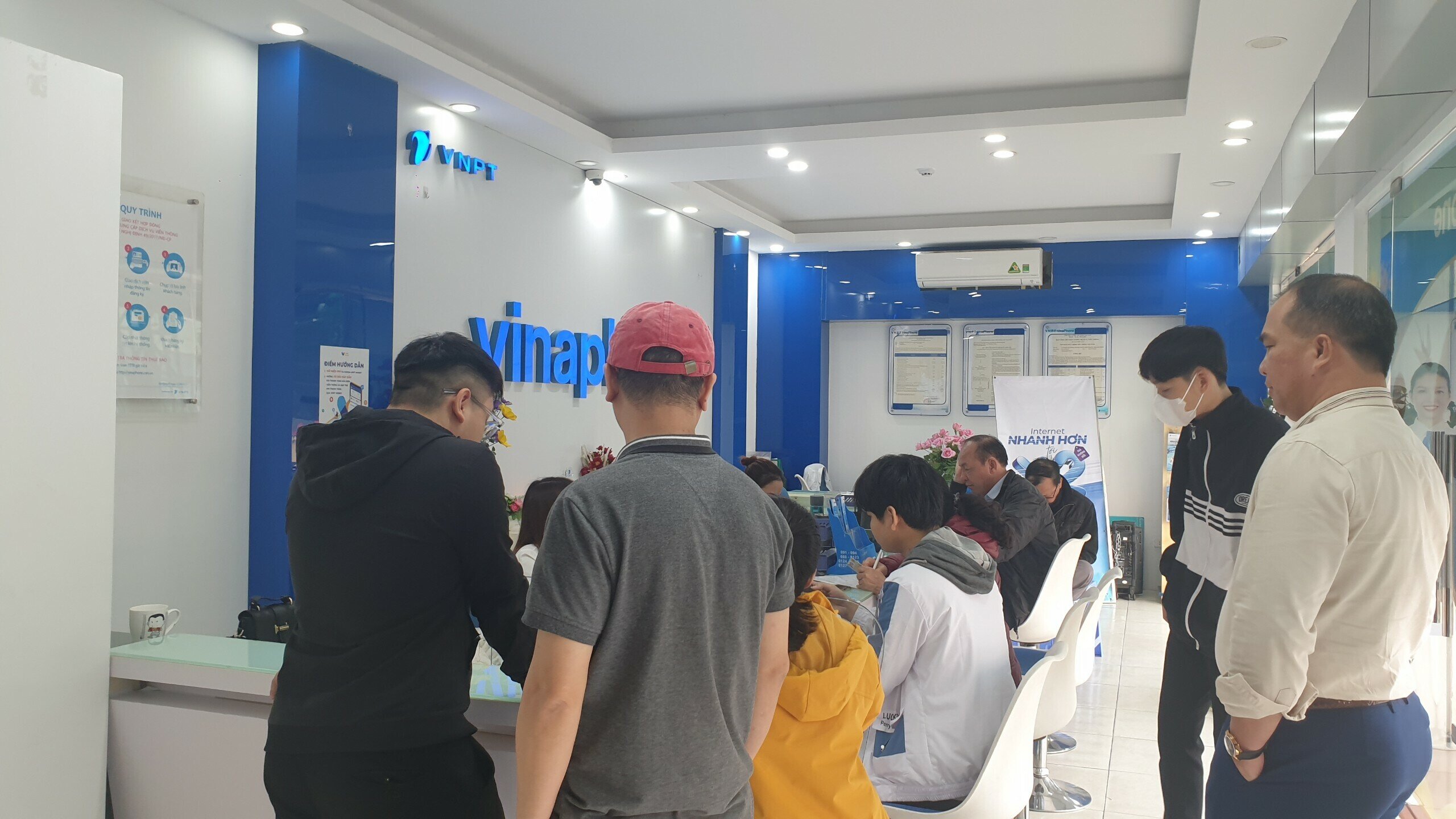 "Giờ dữ liệu dân cư cập nhật số điện thoại đúng tên người sử dụng, trong khi hợp đồng với nhà mạng lại do chồng tôi đứng tên cho cả nhà, nên chúng tôi tranh thủ đi làm thủ tục chuyển chính chủ thuê bao", chị Lan, trú Cổ Nhuế 2, quận Bắc Từ Liêm chia sẻ.