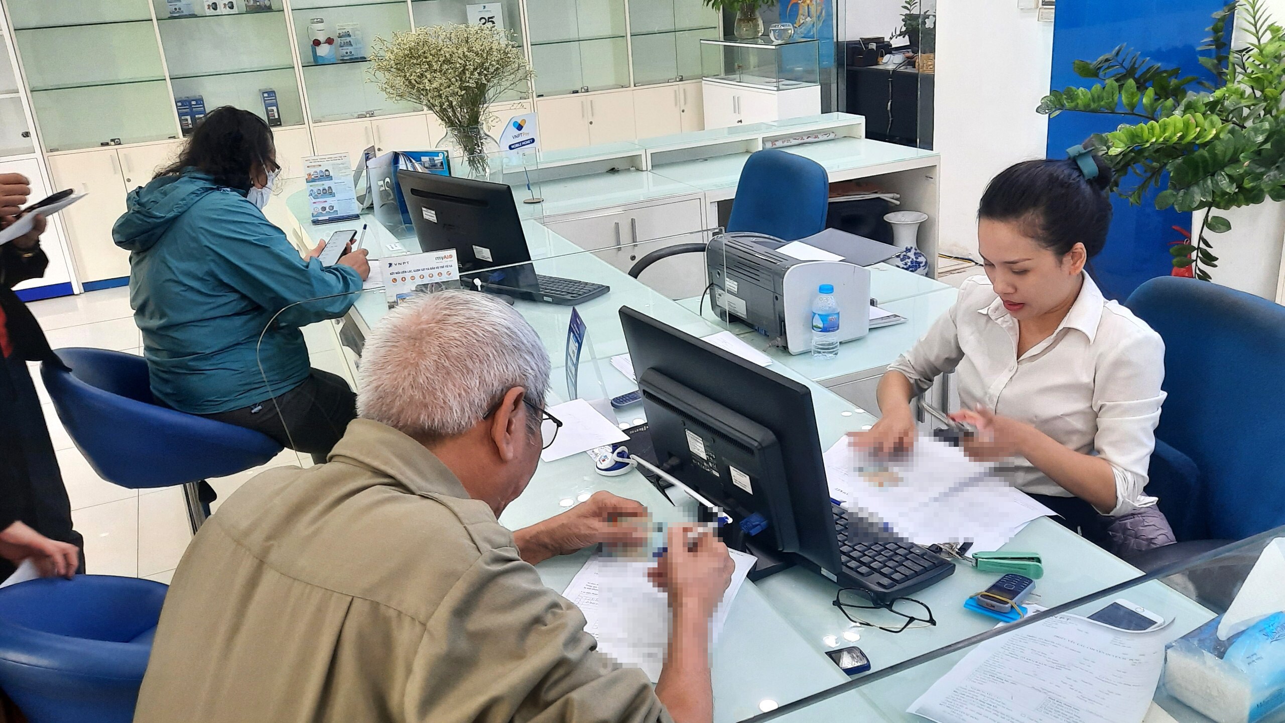 Sau đó, nhân viên nhà mạng sẽ chụp ảnh chân dung, chụp lại căn cước công dân của chính chủ thuê bao mới, lưu lại thông tin cá nhân và hệ thống sẽ gửi mã OTP về điện thoại để hoàn tất quá trình sang tên đổi chủ cho thuê bao.