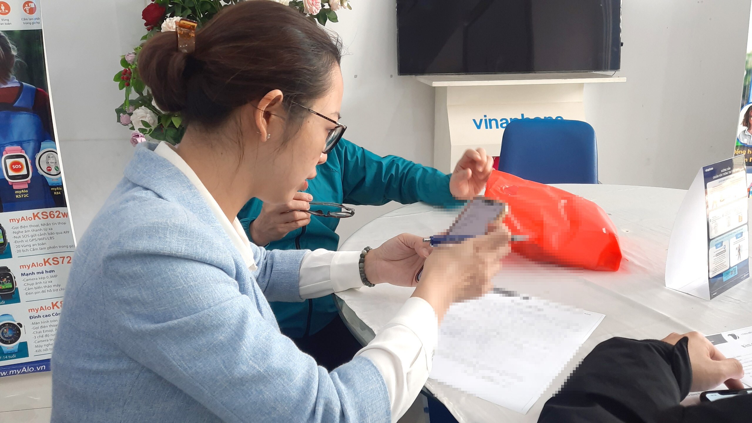 Trước đó, Cục Viễn thông (Bộ Thông tin và truyền thông) cho biết, từ 31/3/2023, các nhà mạng bắt đầu khóa 1 chiều với những thuê bao có thông tin không trùng khớp với thông tin đối soát với cơ sở dữ liệu quốc gia về dân cư. Sau đó sẽ khóa thông tin 2 chiều với những thuê bao này và sau 2 tháng sẽ chấm dứt hợp đồng nếu thuê bao không đăng ký chuẩn hóa thông tin cá nhân theo quy định.