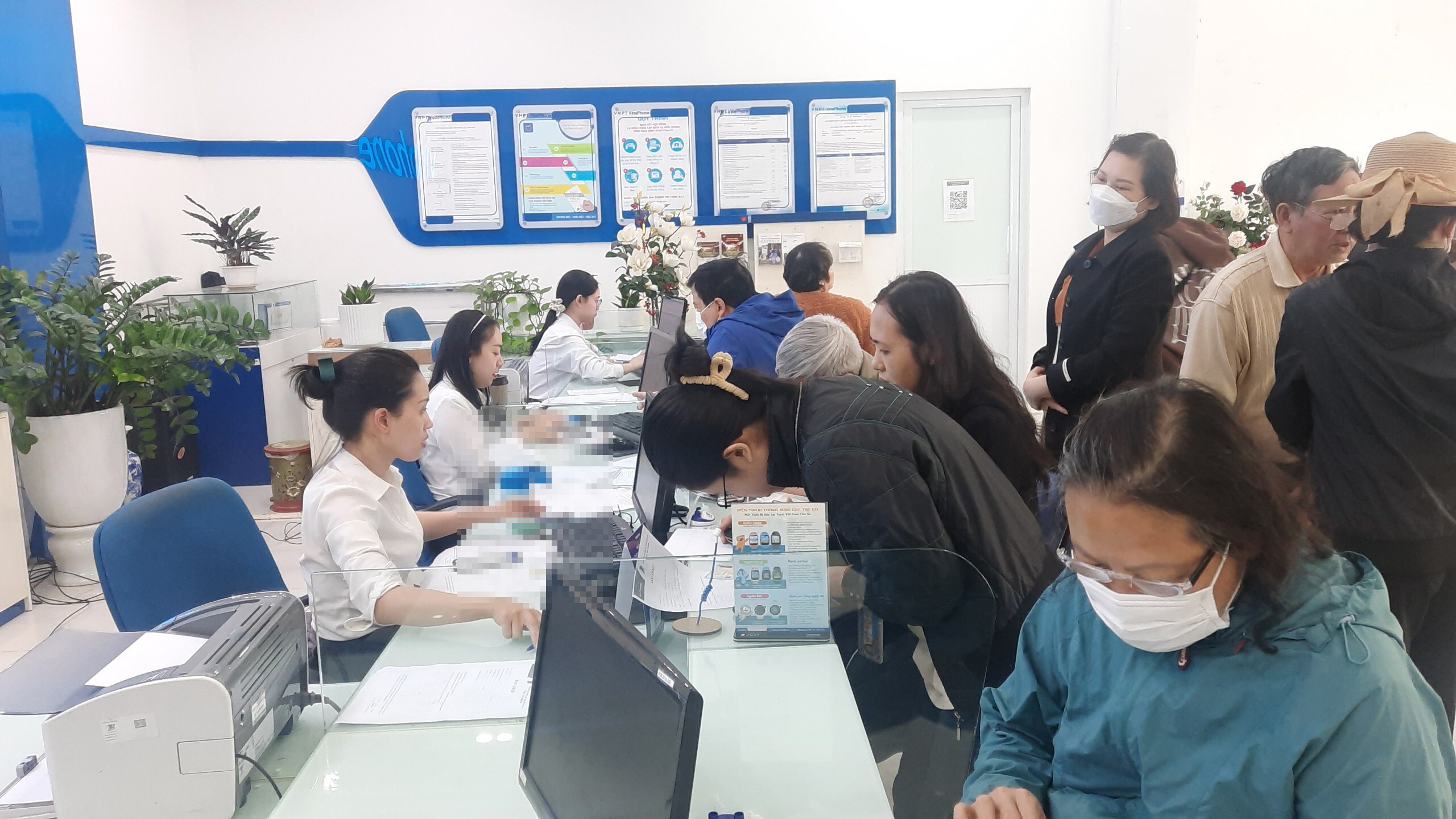 "Việc rà soát, chuẩn hóa thông tin thuê bao của người sử dụng dịch vụ viễn thông di động để đảm bảo trùng khớp với thông tin trong Cơ sở dữ liệu quốc gia về dân cư là hoạt động cần thiết, phải có sự tham gia, phối hợp của cơ quan quản lý nhà nước, doanh nghiệp và người dân nhằm góp phần ổn định trật tự xã hội, kịp thời ngăn chặn, xử lý các hành vi sử dụng SIM điện thoại có thông tin đăng ký không đúng quy định thực hiện các hành vi lừa đảo, quảng cáo sai sự thật, thiếu văn hoá, trái với thuần phong mỹ tục…", lãnh đạo Cục Viễn thông thông tin.