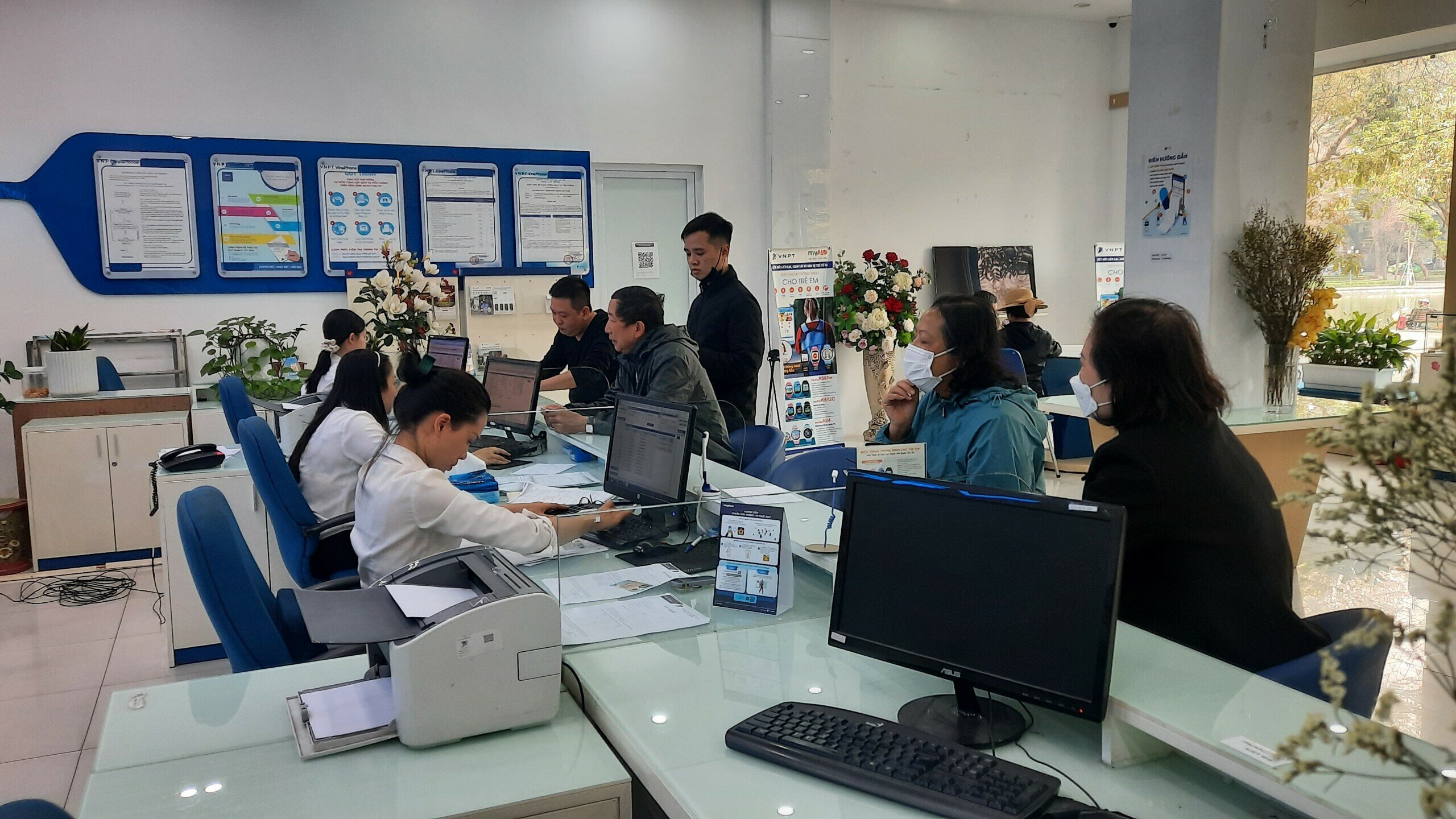 Đại diện nhà mạng Viettel cho biết còn 1,3 triệu thuê bao chưa trùng khớp thông tin với cơ sở dữ liệu quốc gia. Với VNPT, con số này là 1,1 triệu và MobiFone là 1,4 triệu. Những ngày này, các thuê bao có thông tin chưa trùng khớp sẽ nhận được tin nhắn cảnh báo từ nhà mạng.