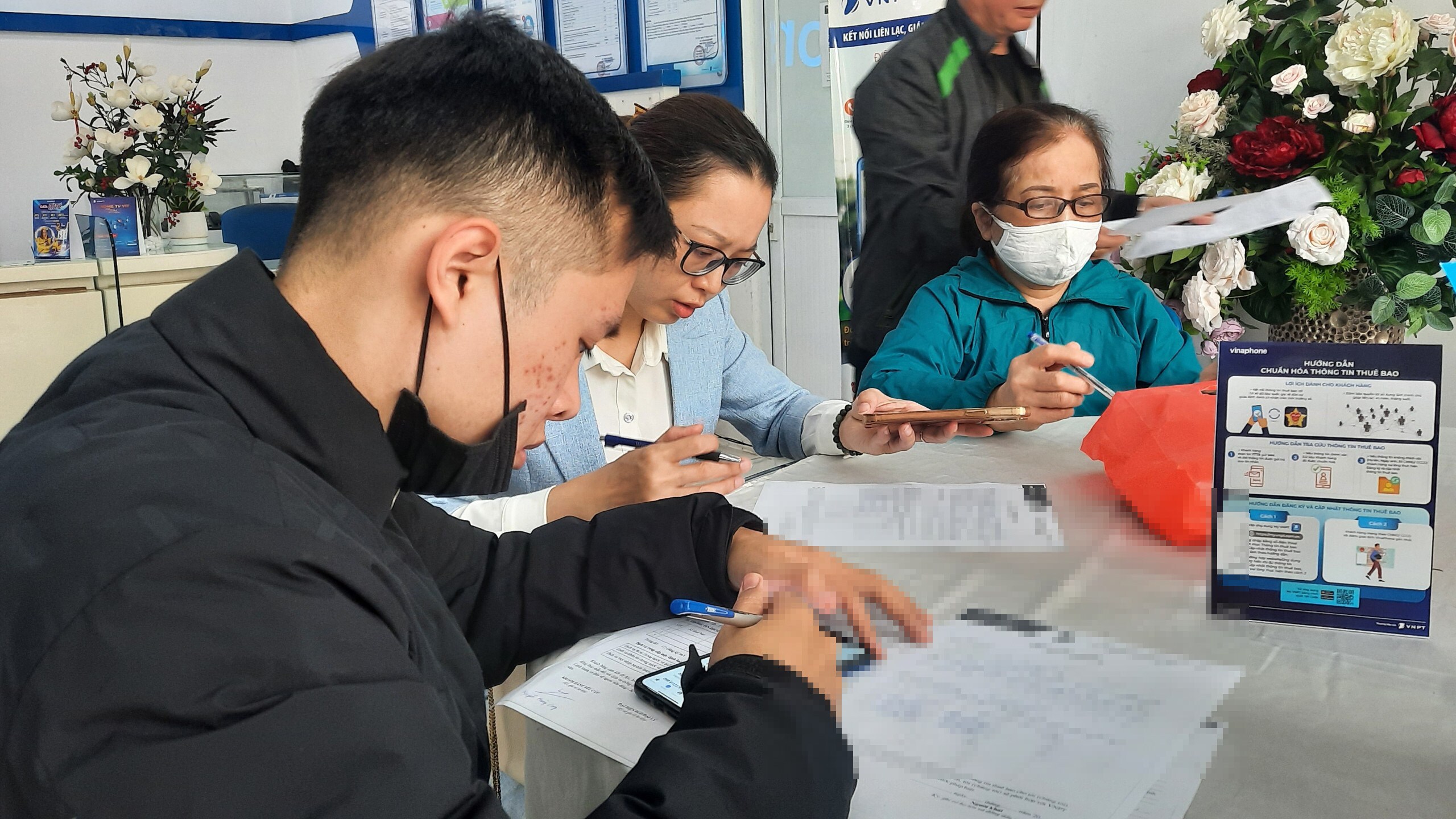 "Thông qua báo chí tôi được biết, nếu thông tin thuê bao chưa chính xác, không trùng khớp giữa thông tin trong cơ sở dữ liệu quốc gia về dân cư và thông tin nhà mạng thì sau ngày 31/3 sẽ bị khóa. Tôi đã gửi tin nhắn cho nhà mạng để check thông tin thuê bao của mình, thấy sai lệch phần tên đệm chủ thuê bao nên hôm nay tôi đến để làm thủ tục đính chính", anh Nam, đến từ quận Hoàn Kiếm cho biết.