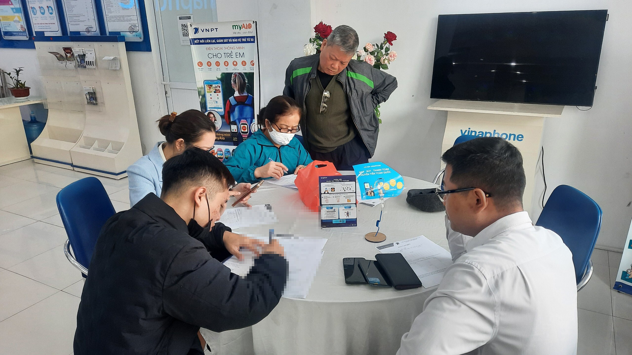 Theo ghi nhận của PV Báo Giao thông, việc cập nhật thông tin lại cho thuê bao đang sử dụng khá đơn giản và không mất quá nhiều thời gian.