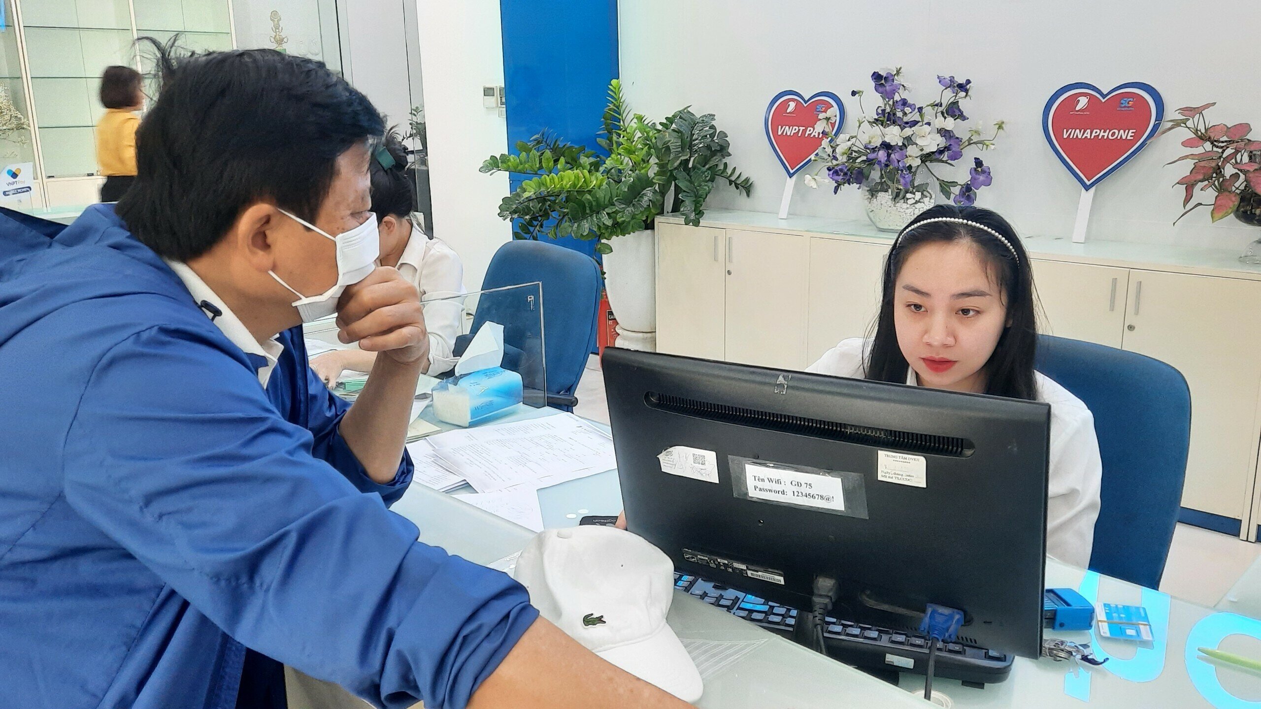 "Tôi chỉ cần trình căn cước công dân cho giao dịch viên, sau đó điền thông tin vào bản xác nhận thông tin thuê bao khi đăng ký dịch vụ, trong đó ghi 5 số điện thoại thường xuyên liên lạc rồi hệ thống sẽ cập nhật thông tin đúng với thông tin hiện hành của mình", anh Nam nói.