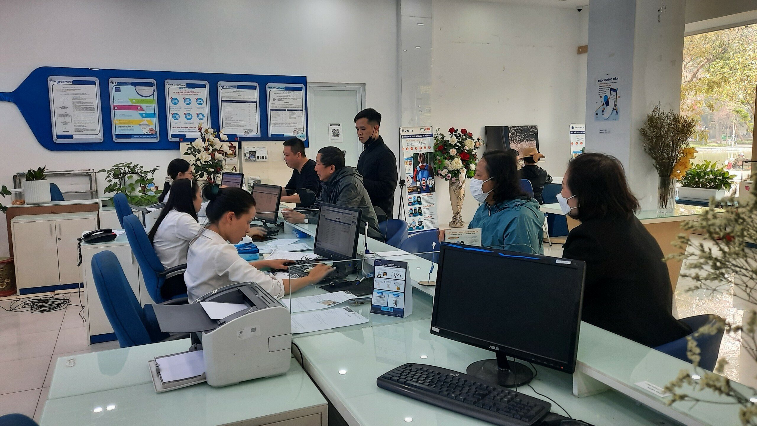 Đại diện cửa hàng giao dịch VinaPhone 75 Đinh Tiên Hoàng, lượng khách hàng đến cập nhật thông tin lại cho thuê bao mình đang sử dụng khá đông.