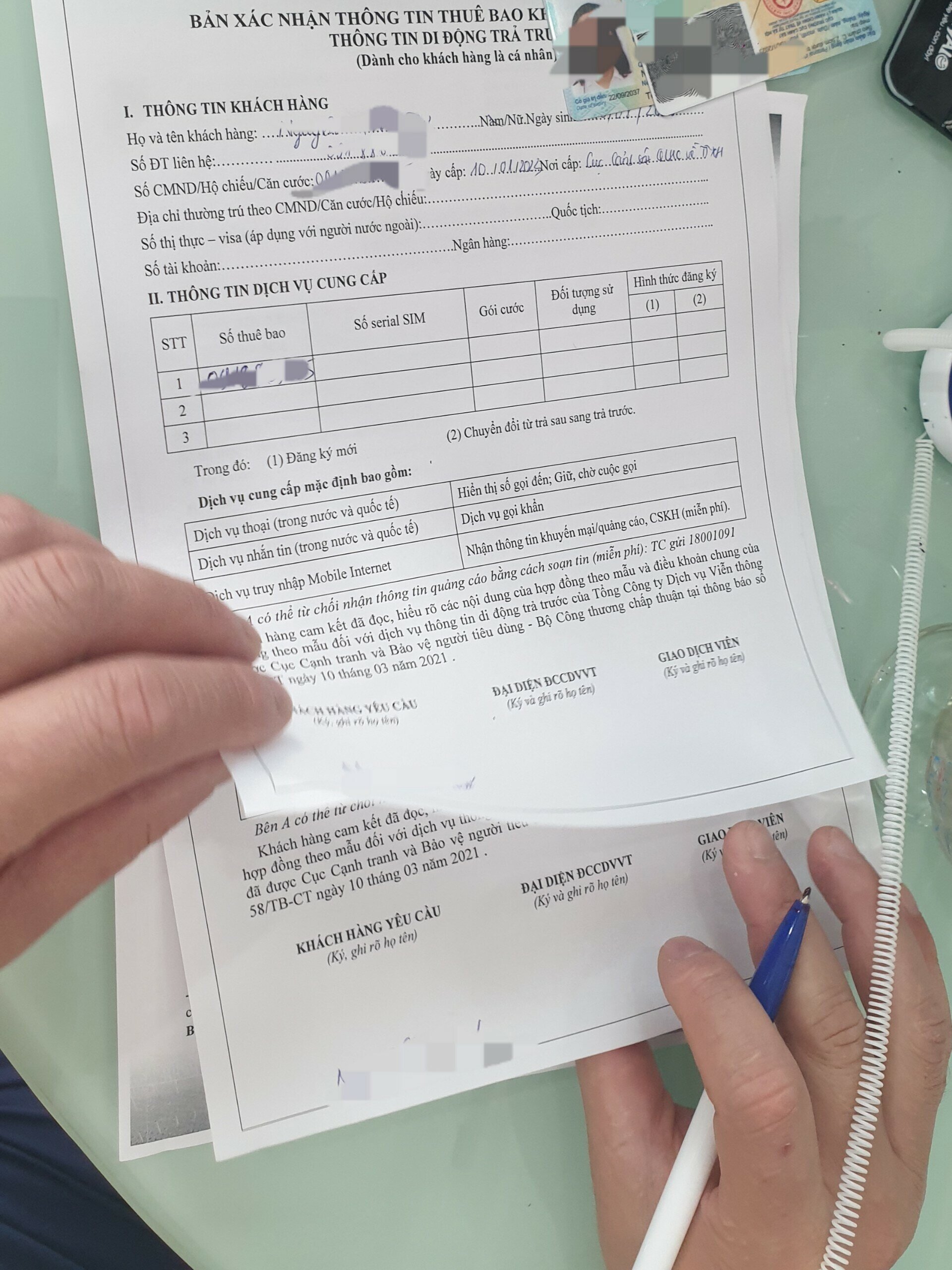 Người đứng tên thuê bao trên giấy tờ sẽ kê khai vào 1 tờ có nội dung chuyển nhượng sim đã đăng ký, còn người đang sử dụng kê khai vào 1 bản xác nhận thông tin thuê bao.