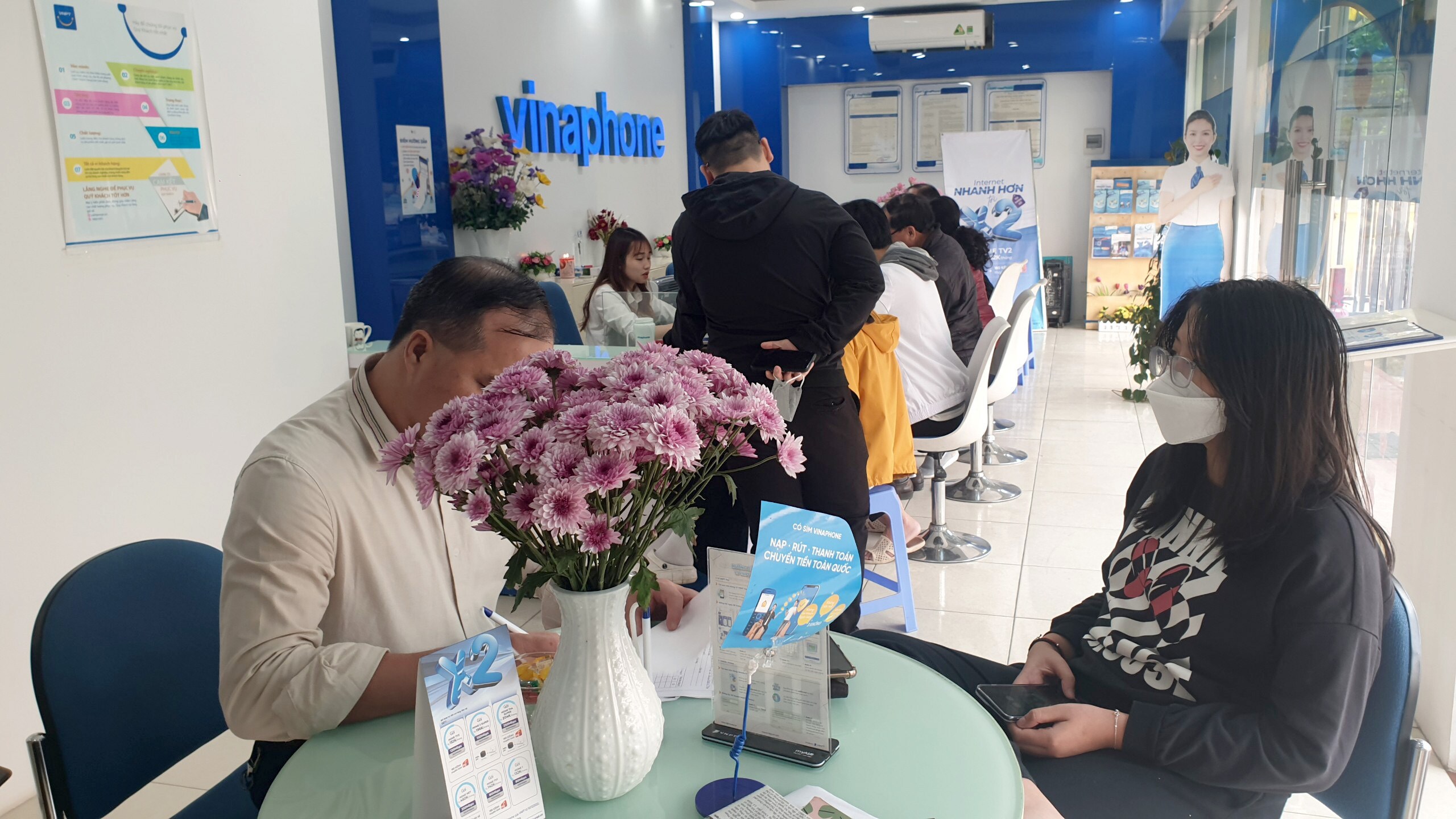 Còn tại cửa hàng giao dịch của VinaPhone trên đường Phạm Văn Đồng (quận Bắc Từ Liêm) gần 11h trưa nhưng vẫn có hơn 10 người chờ làm thủ tục cập nhật lại thông tin số điện thoại.