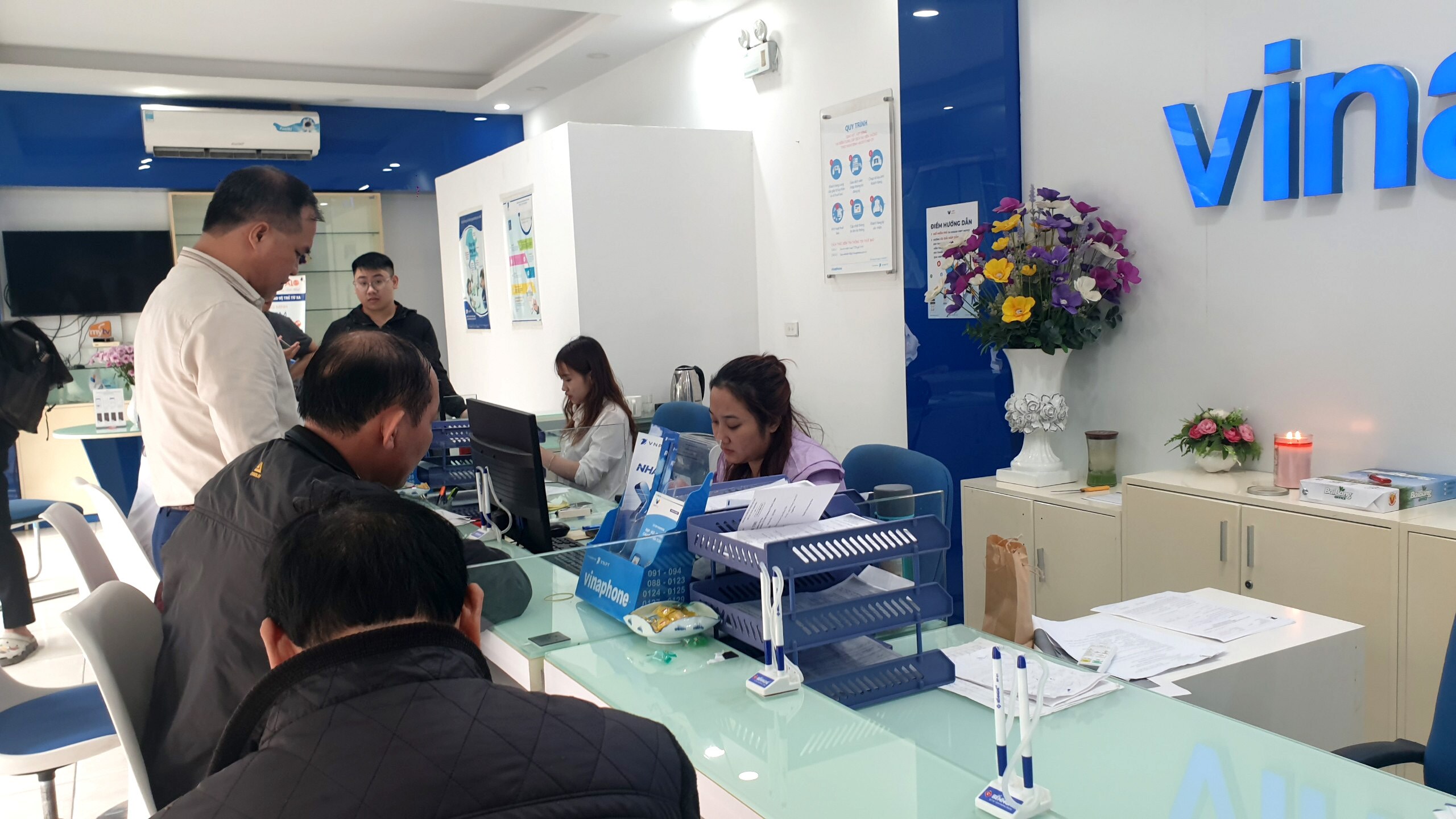 Nhiều nhóm người đến làm thủ tục là cùng gia đình, lúc đi mua sim cho bố mẹ, vợ con rồi tiện đứng tên trong hợp đồng với nhà mạng luôn.