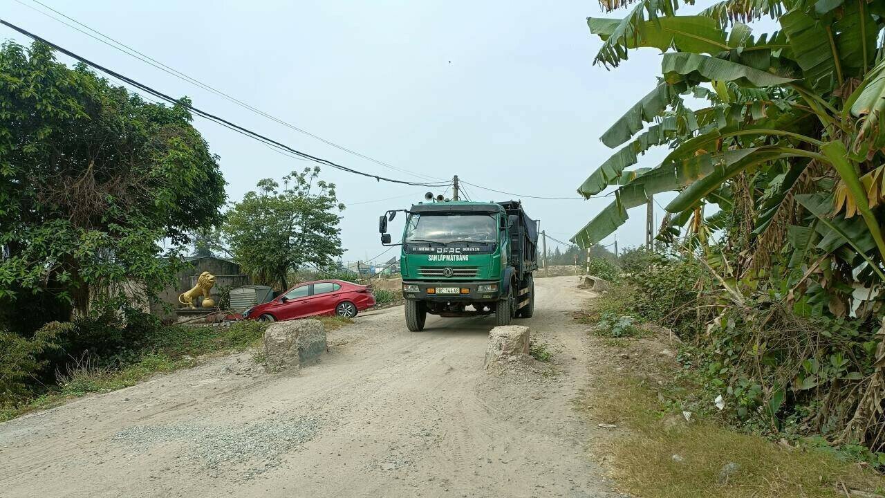 Ph&iacute;a ngo&agrave;i ch&acirc;n đ&ecirc; cửa s&ocirc;ng Tả Hồng H&agrave; thuộc địa b&agrave;n x&atilde; Nam Hồng, đ&ecirc; biển số 5 tr&ecirc;n địa b&agrave;n x&atilde; Nam Hưng c&oacute; rất nhiều b&atilde;i vật liệu x&acirc;y dựng chất đầy c&aacute;t, đ&aacute;, c&aacute;c xe tải nườm nượp v&agrave;o bến lấy h&agrave;ng.